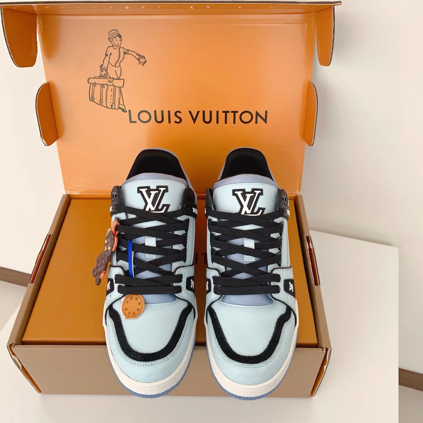 Women's Sneakers LOUIS VUITTON 18258380