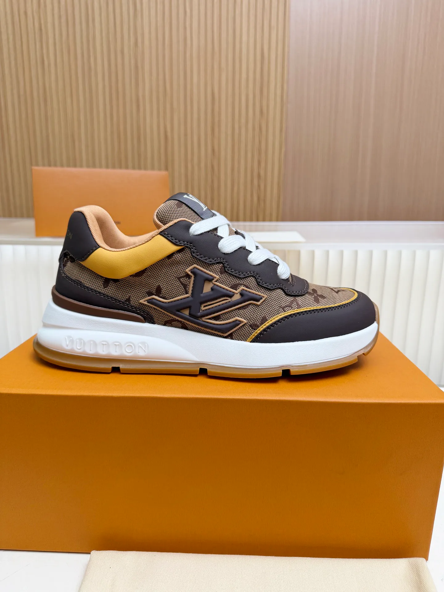 Women's Sneakers LOUIS VUITTON 18212251