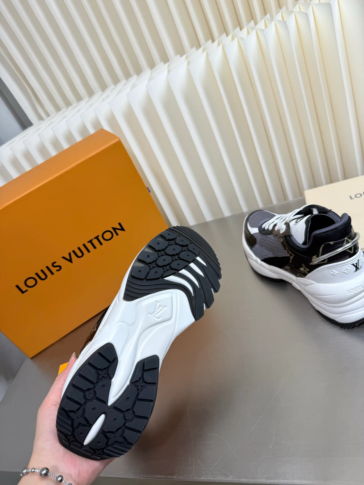Women's Sneakers LOUIS VUITTON 17873176
