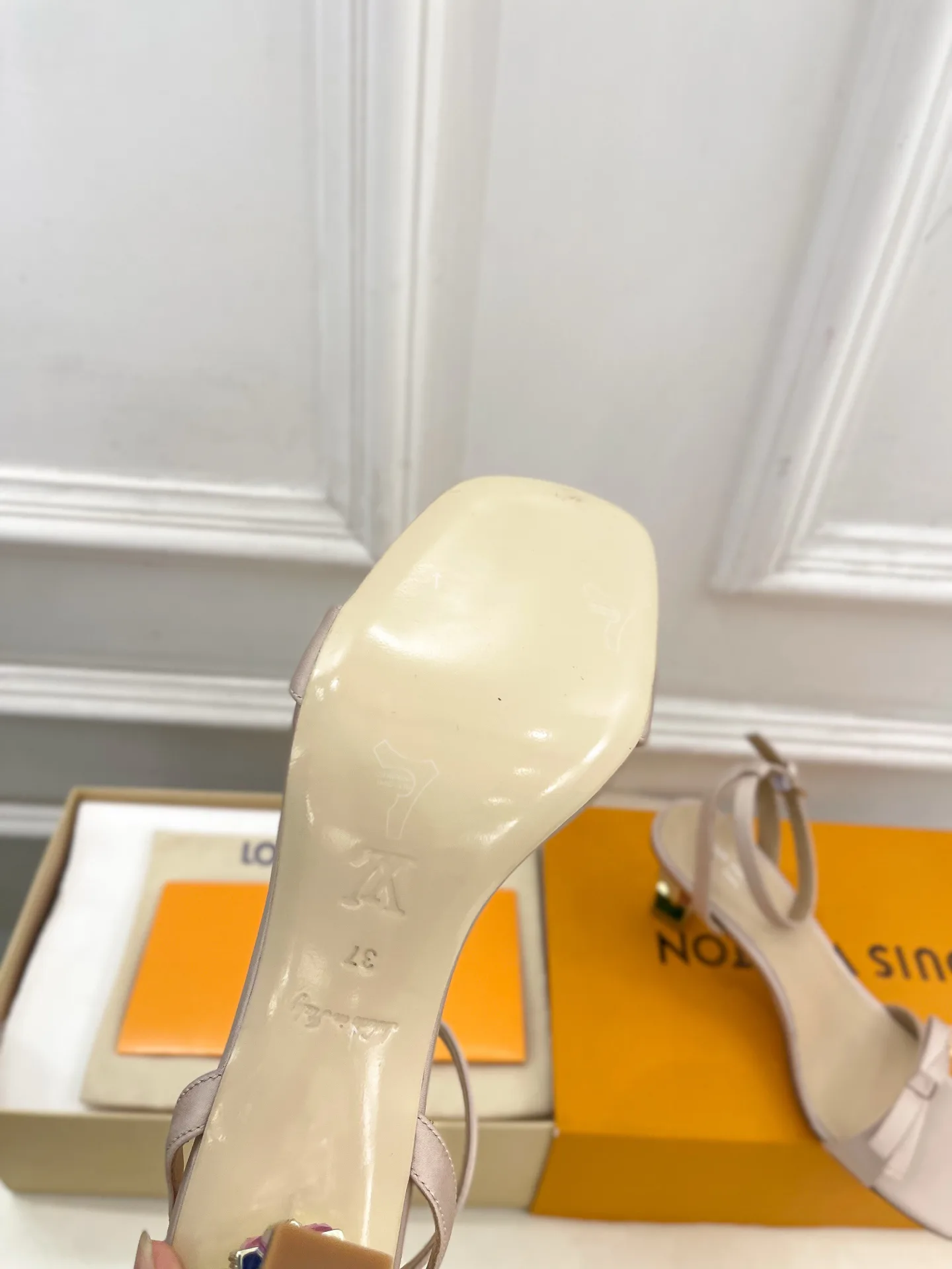 Women's Open-Toe Sandals LOUIS VUITTON 18034967