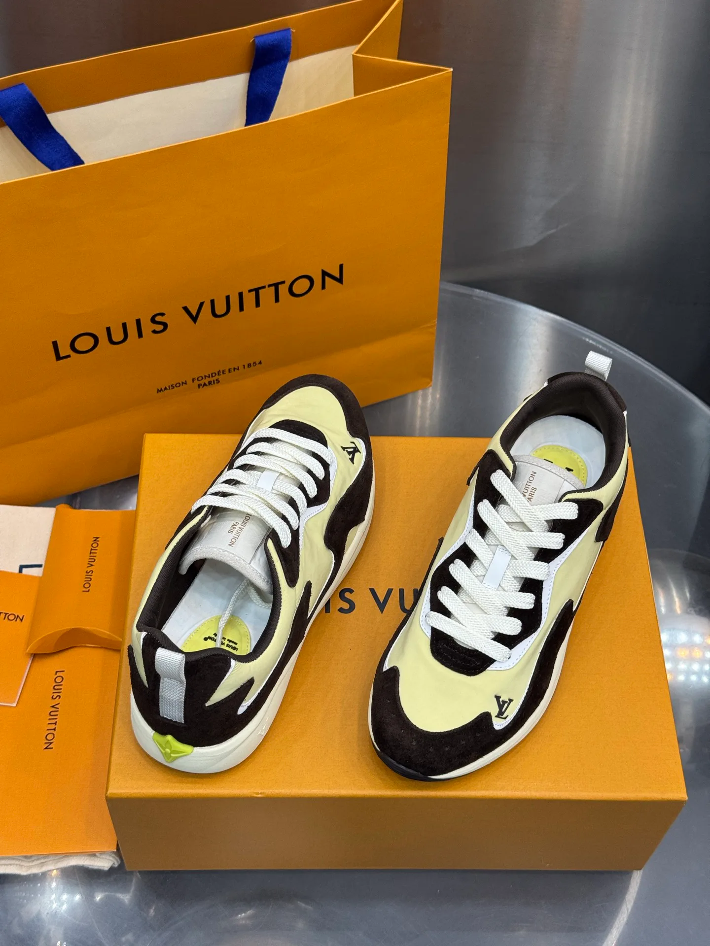 Men's Sneakers LOUIS VUITTON 18202636