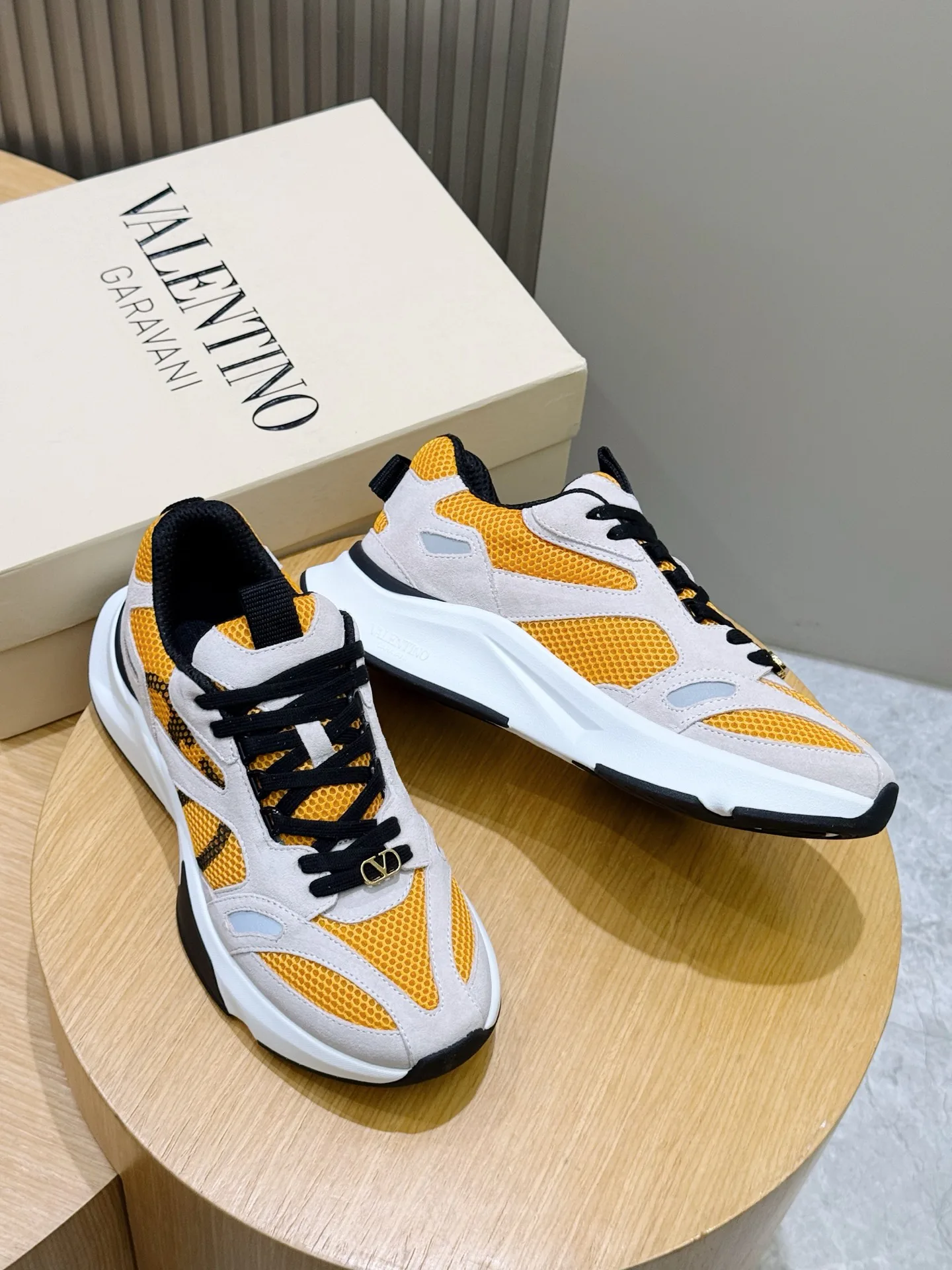 Men's Sneakers VALENTINO 18101559