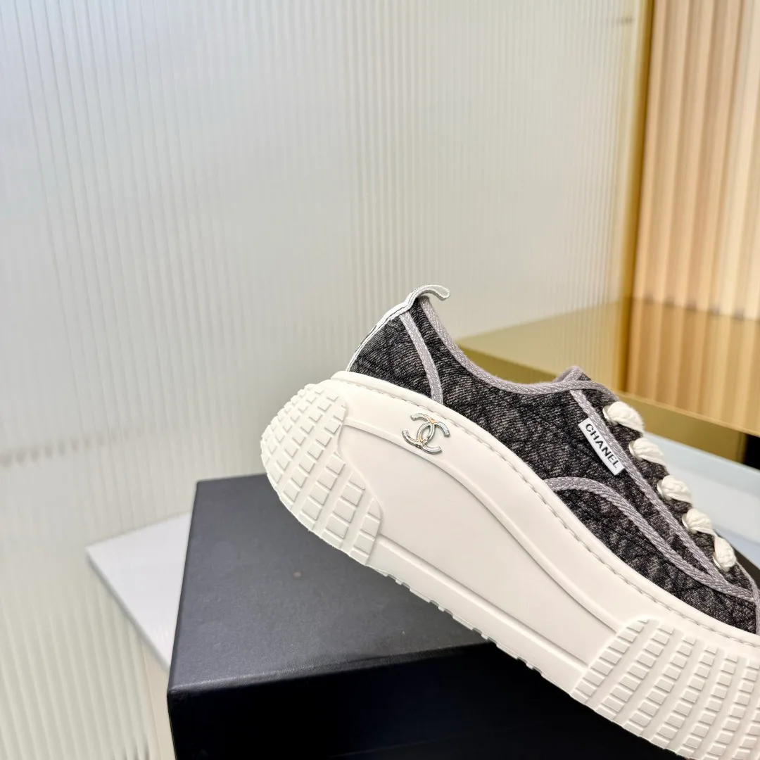 Women's Sneakers CHANEL 18366988