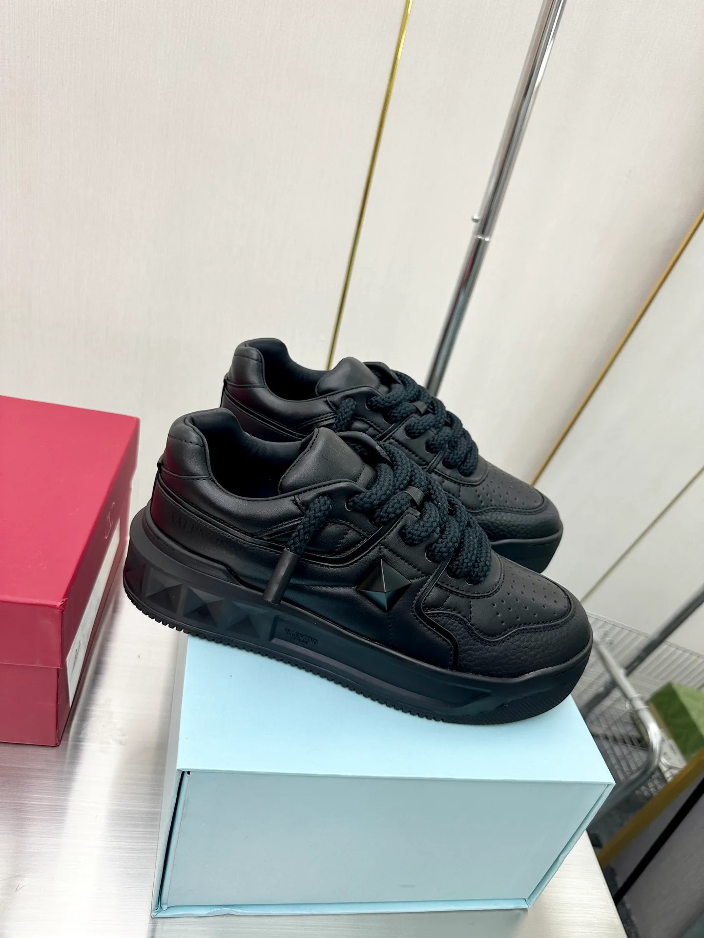 Women's Sneakers VALENTINO 17904333