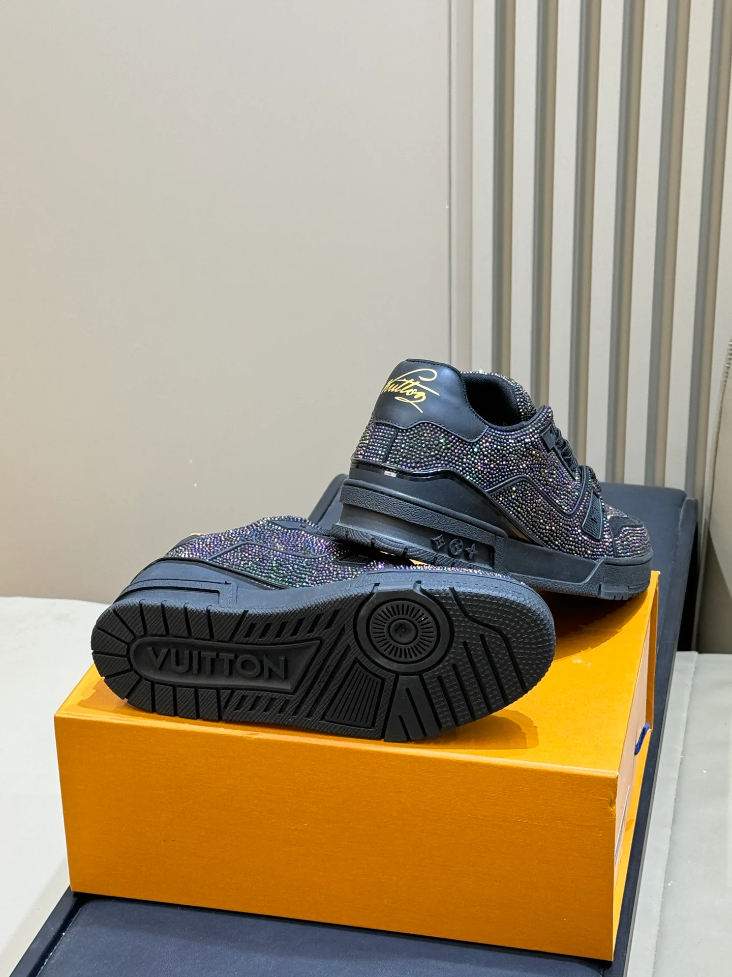 Women's Sneakers LOUIS VUITTON 18073561