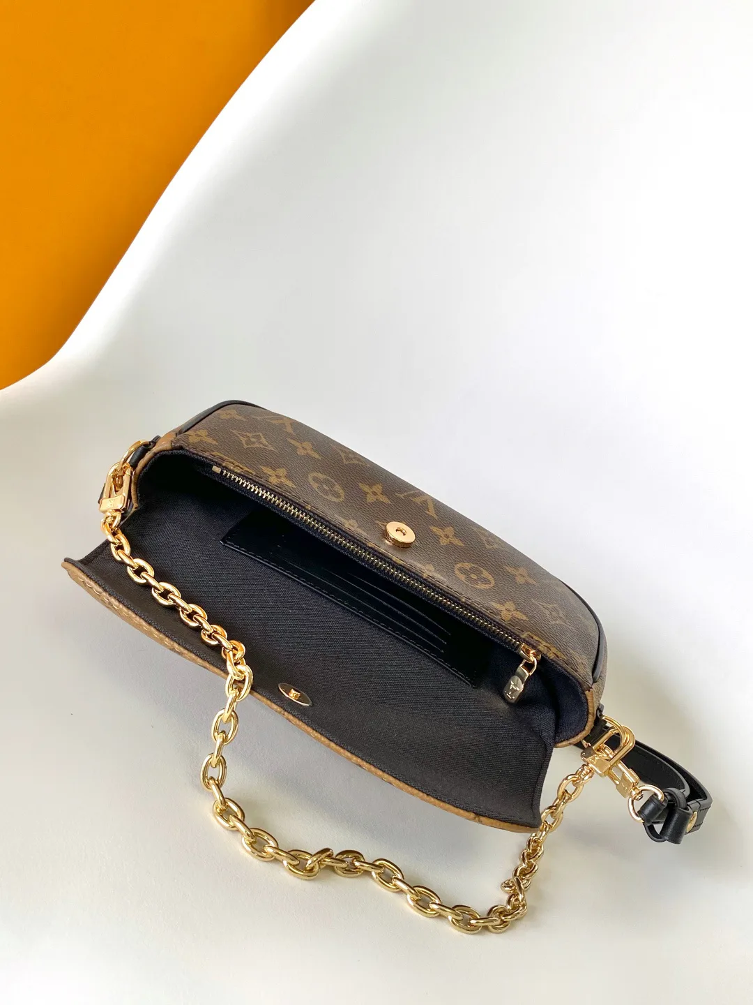 Women's Shoulder Bags LOUIS VUITTON 17949182