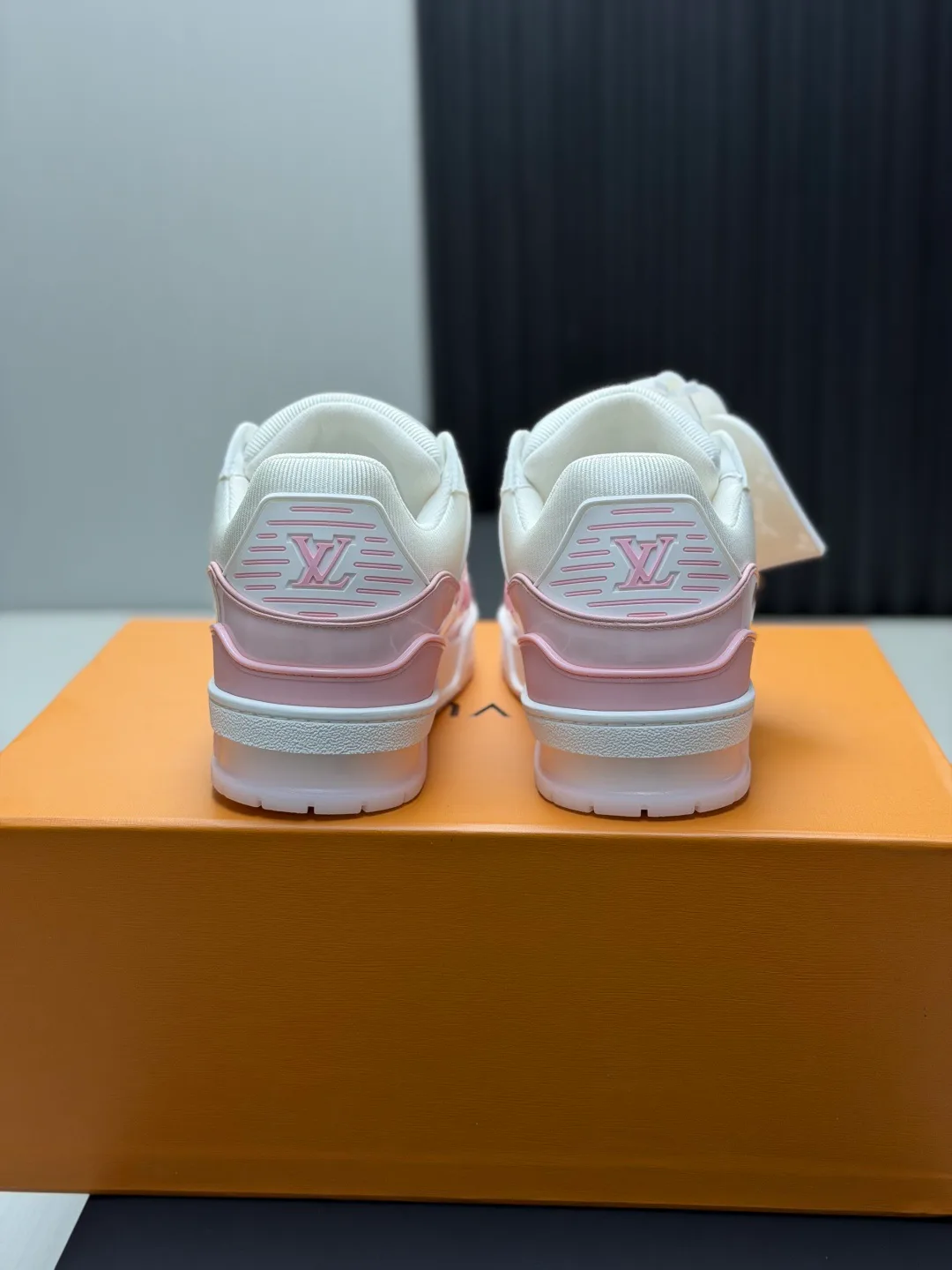 Women's Sneakers LOUIS VUITTON 18011596