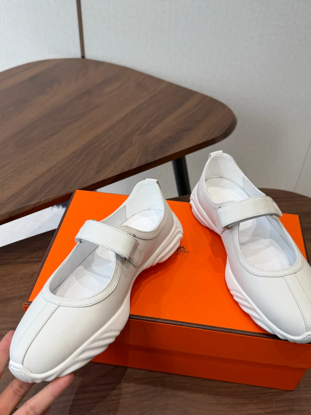 Кроссовки Женские Hermes 18687392