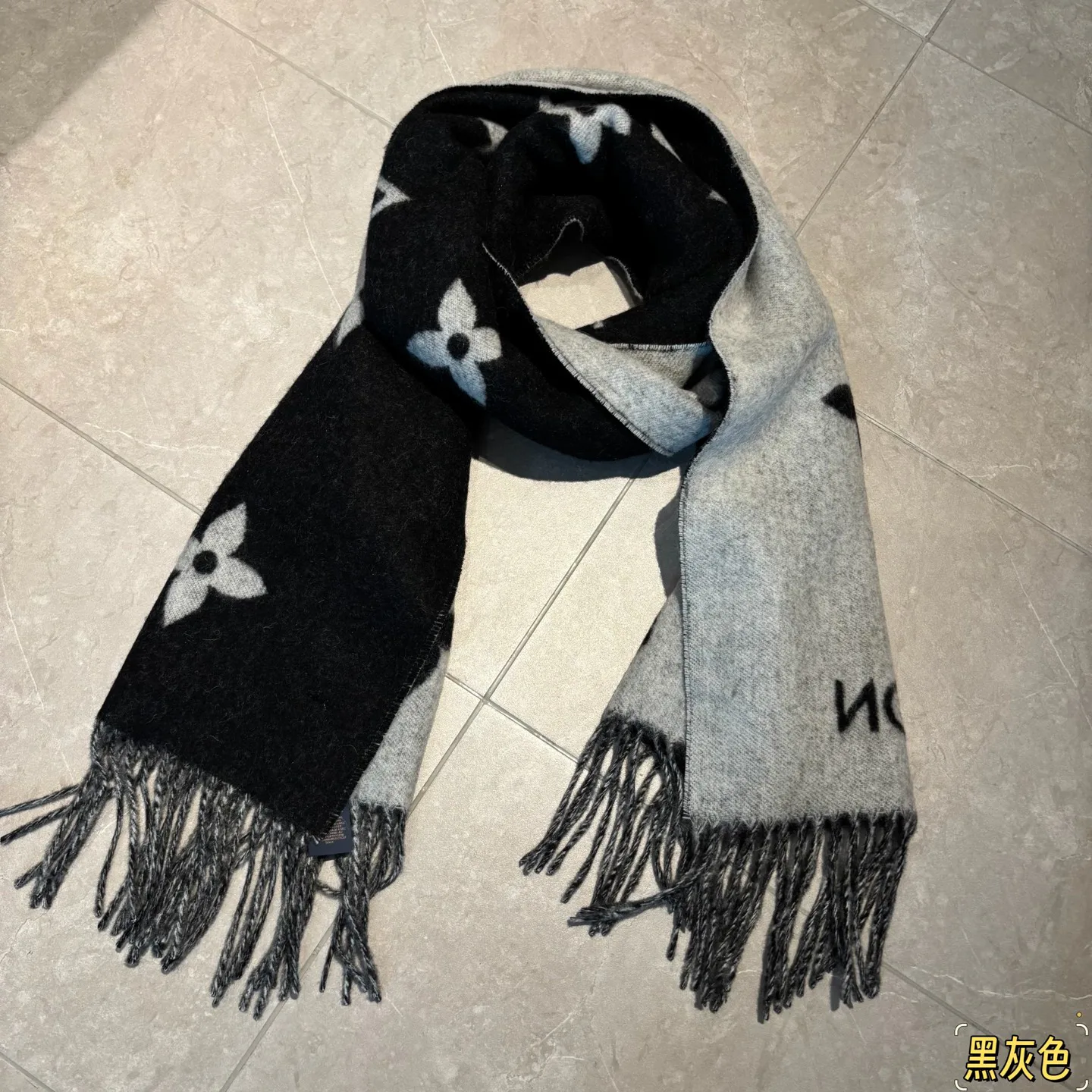Scarves LOUIS VUITTON 18507446