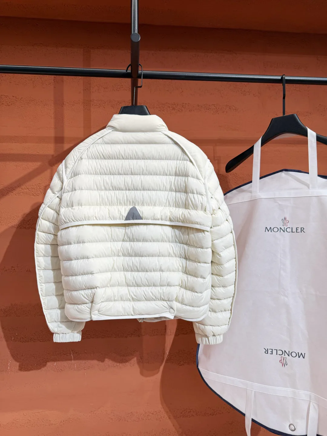 Women's Jackets And Down Jackets MONCLER 18048160