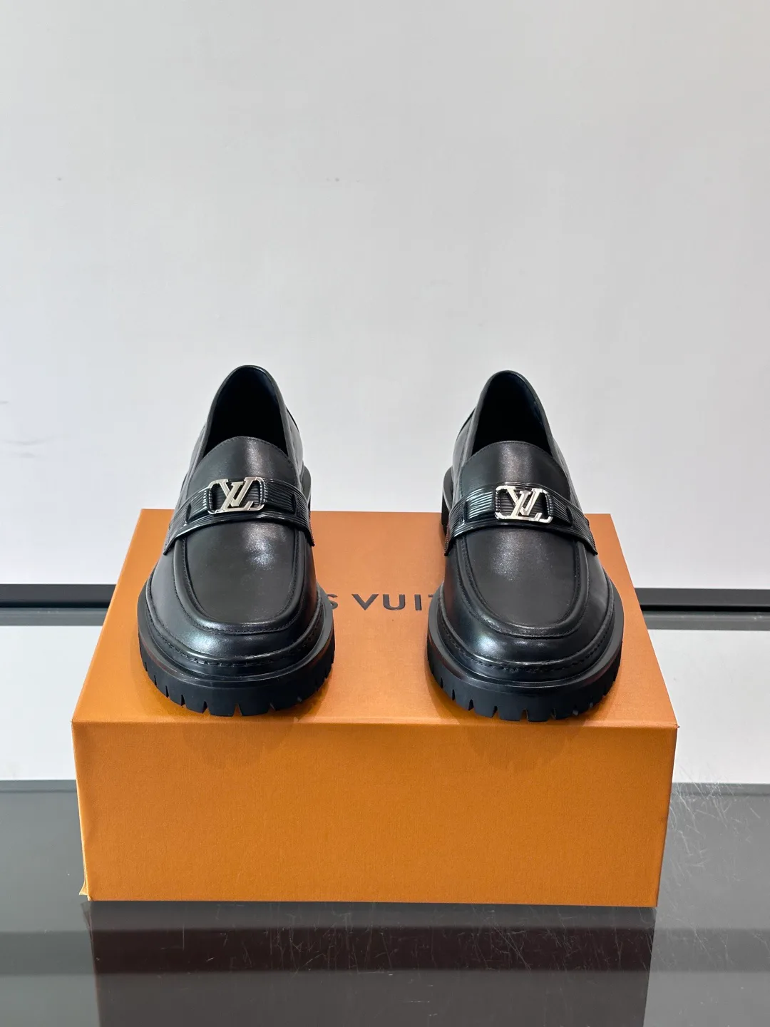 Men's Loafers And Dress Shoes LOUIS VUITTON 17646070