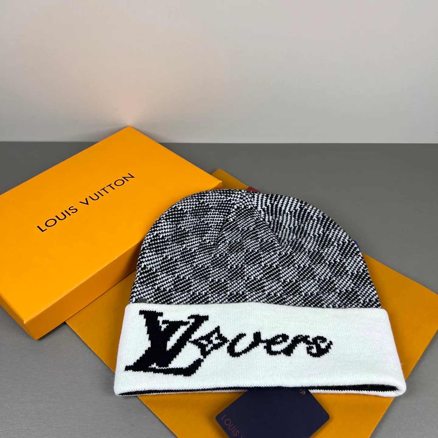 Hats LOUIS VUITTON 18105732