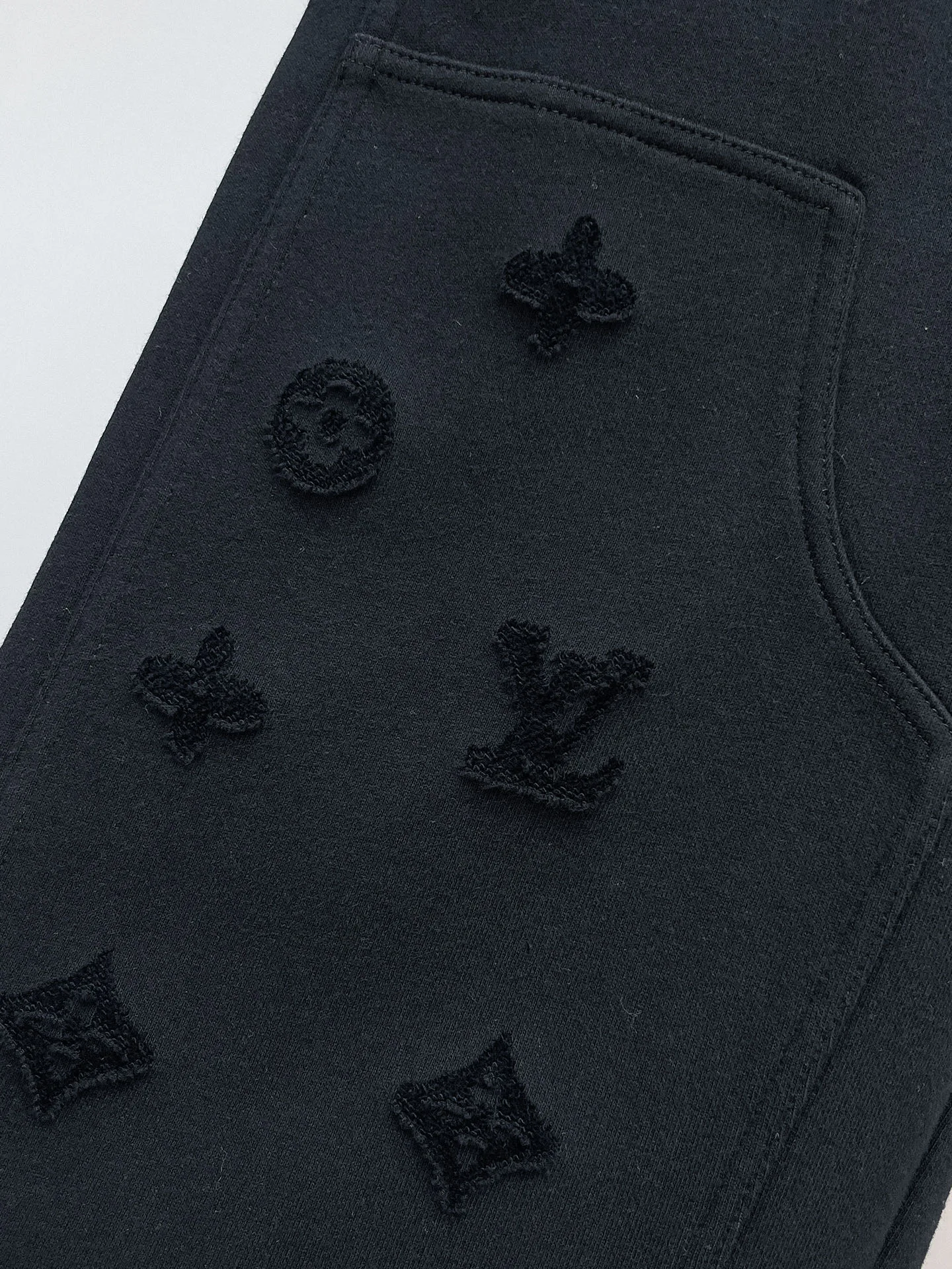 Men's Trousers LOUIS VUITTON 18499592