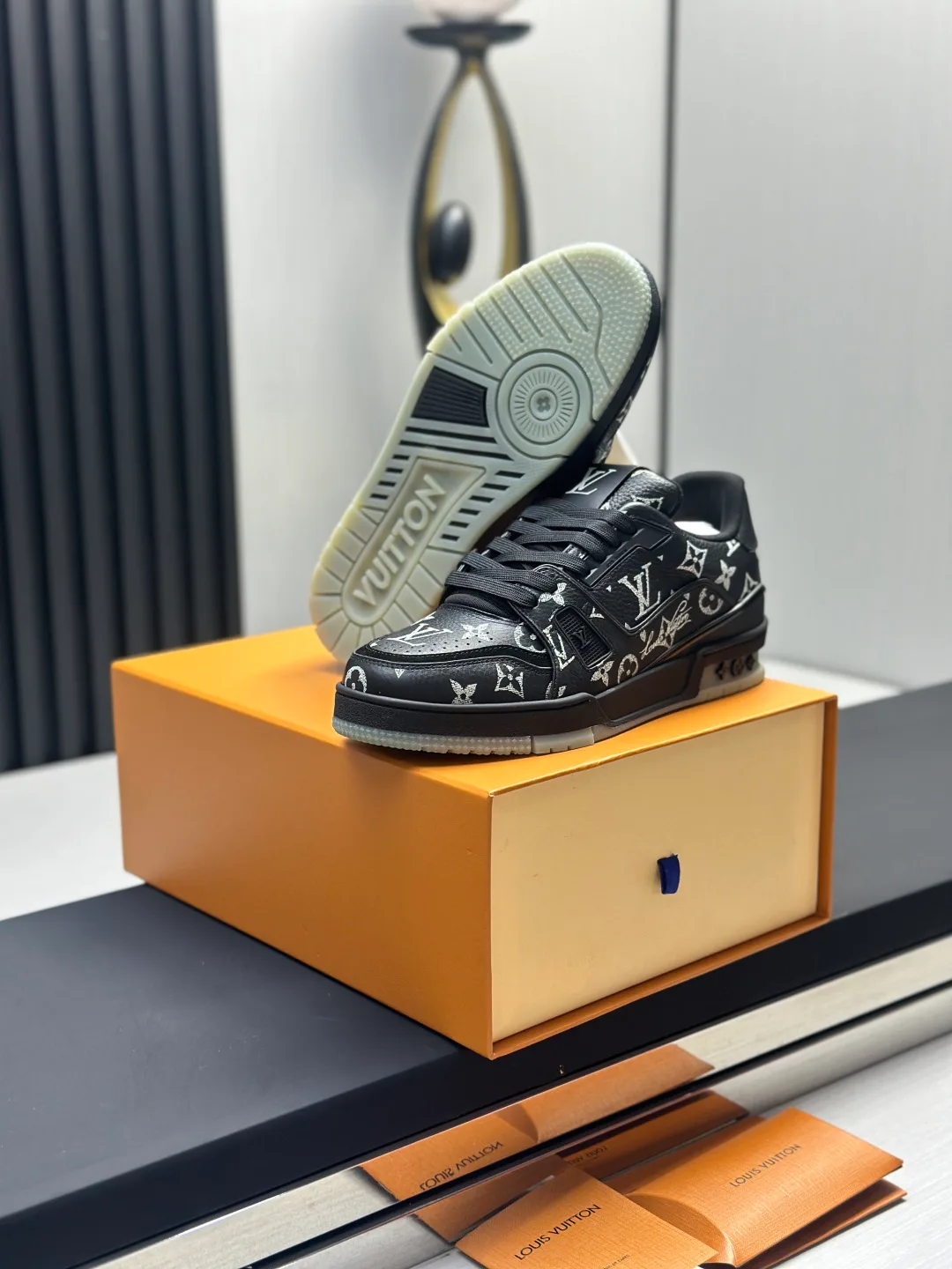 Women's Sneakers LOUIS VUITTON 18011572