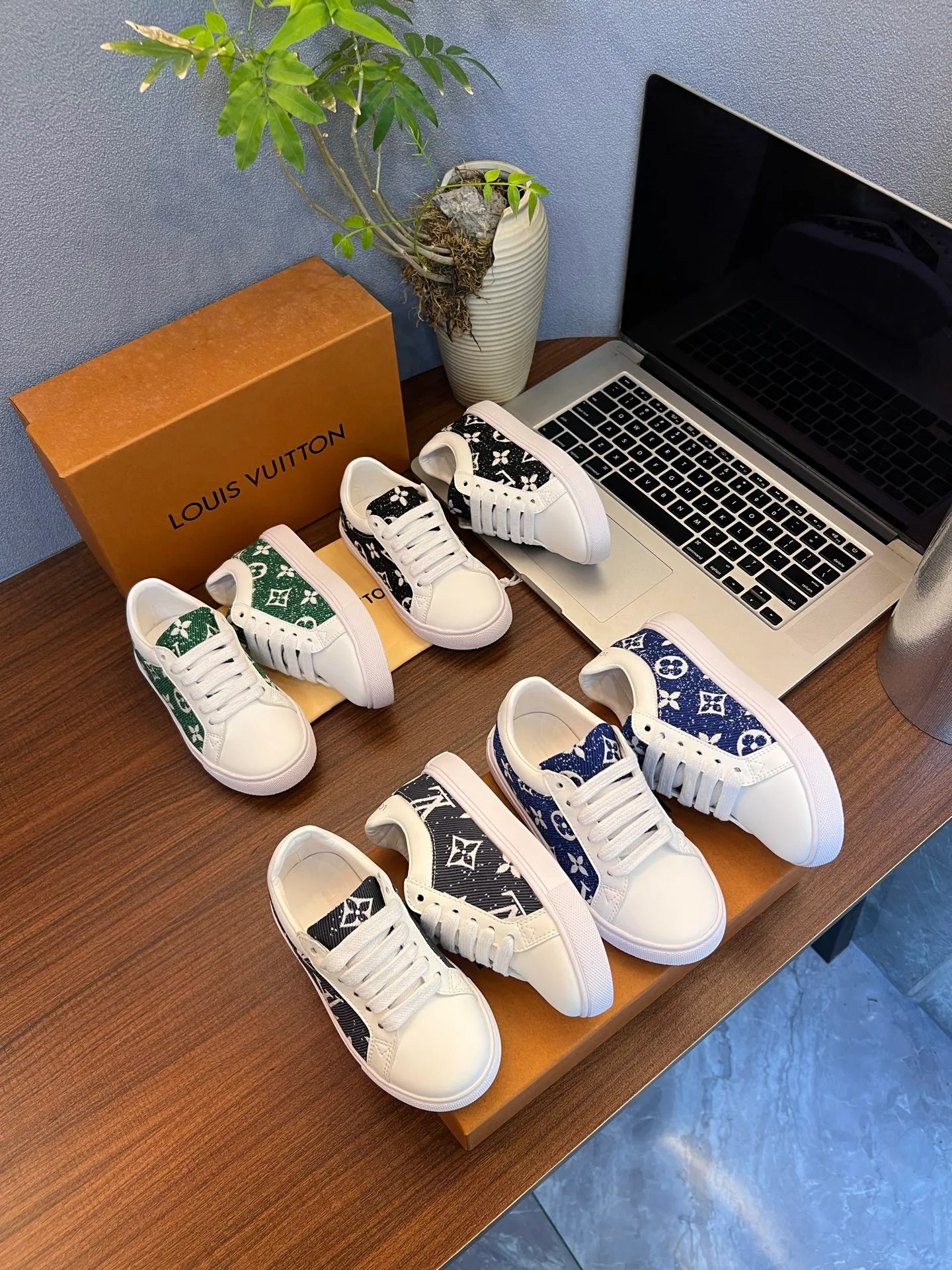 Women's Sneakers LOUIS VUITTON 18077539