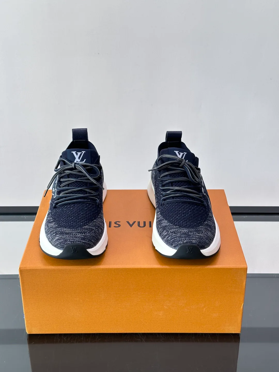 Men's Sneakers LOUIS VUITTON 18102385