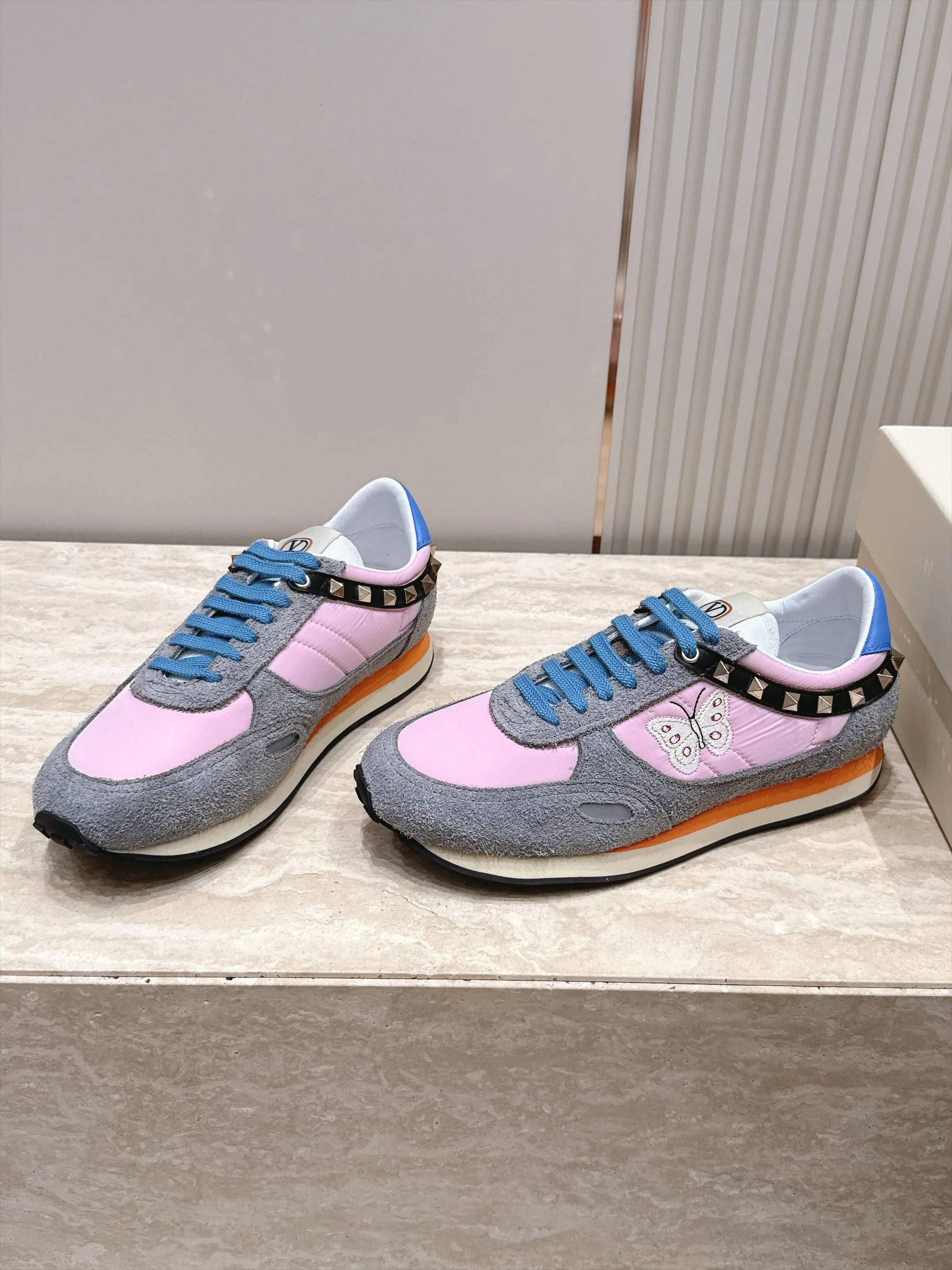Women's Sneakers VALENTINO 17876581