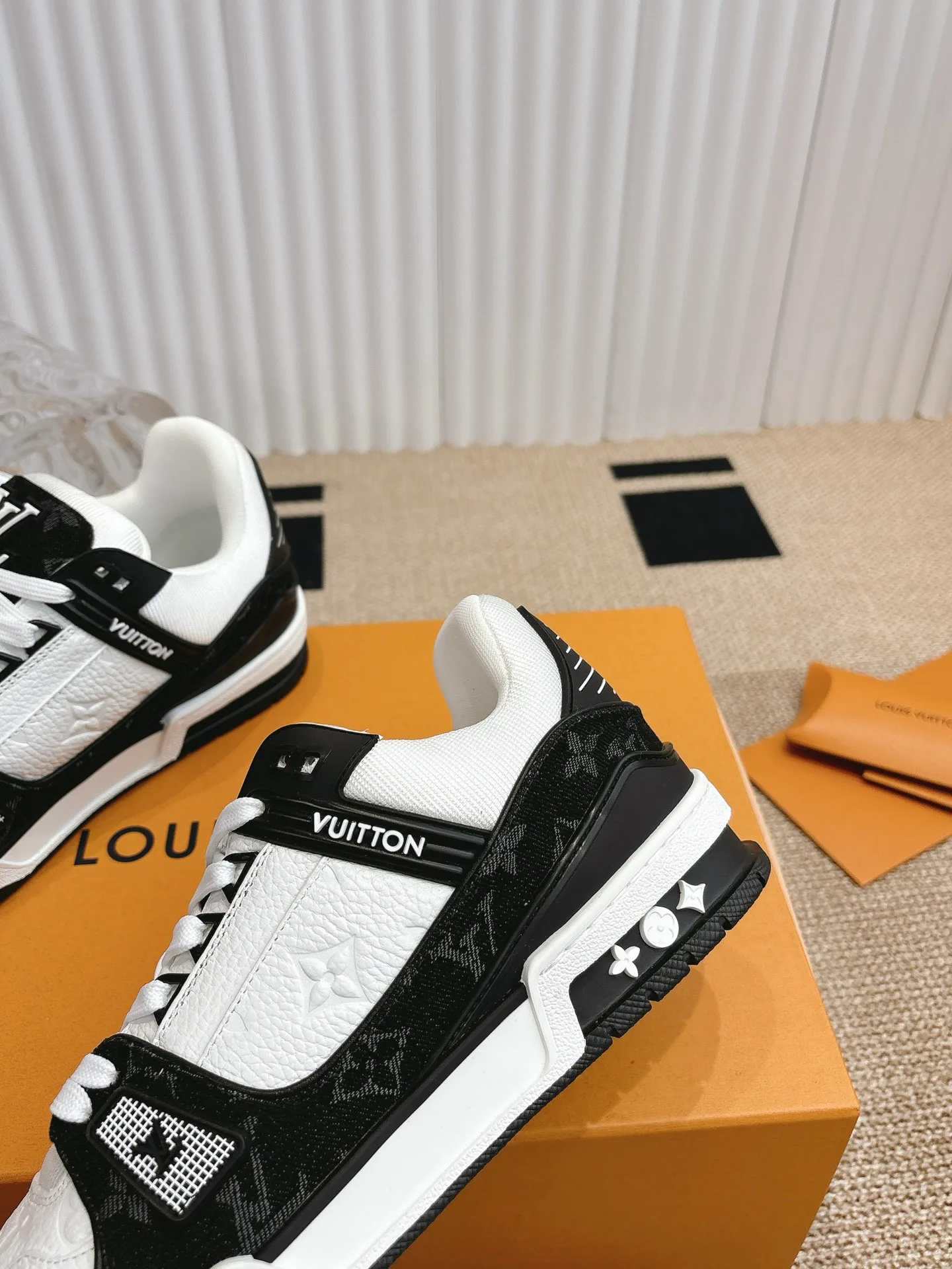 Women's Sneakers LOUIS VUITTON 18324778