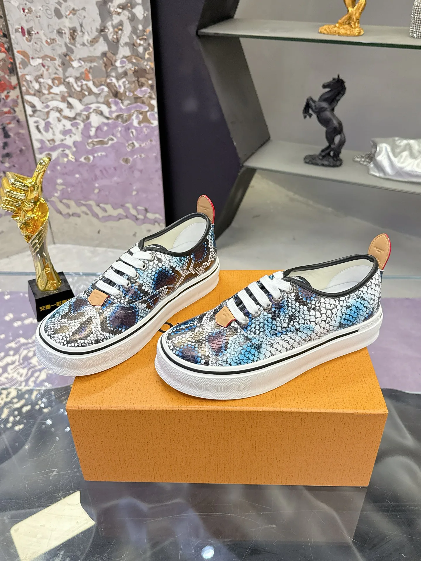 Men's Sneakers LOUIS VUITTON 17930910