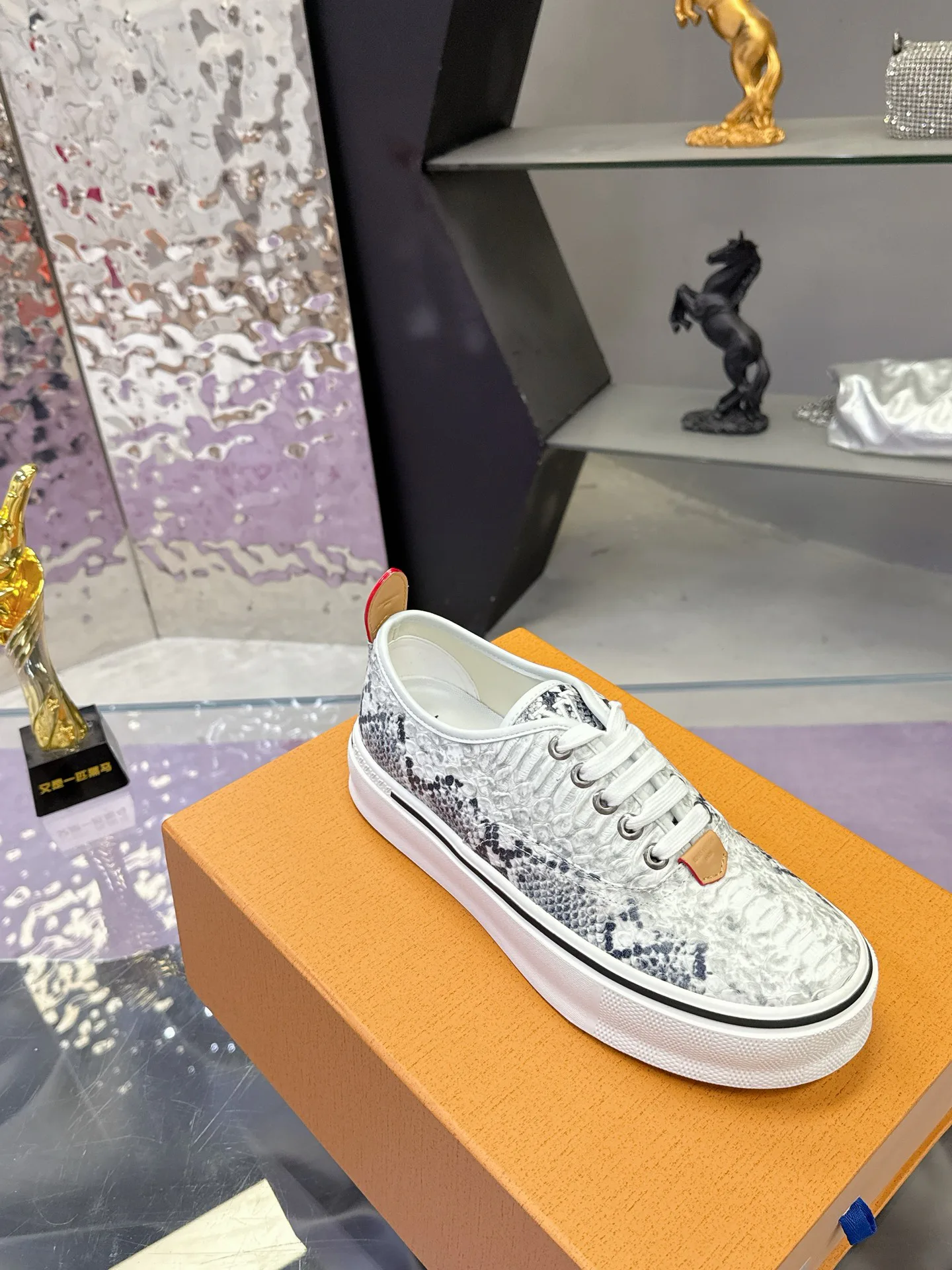 Men's Sneakers LOUIS VUITTON 17930911