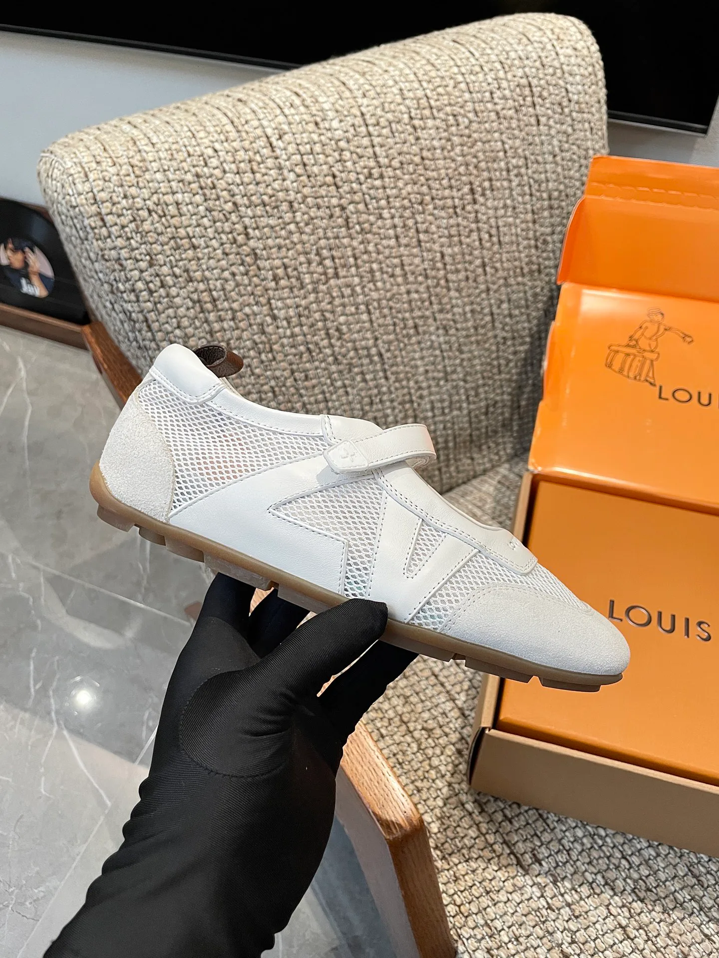 Women's Sneakers LOUIS VUITTON 18209169