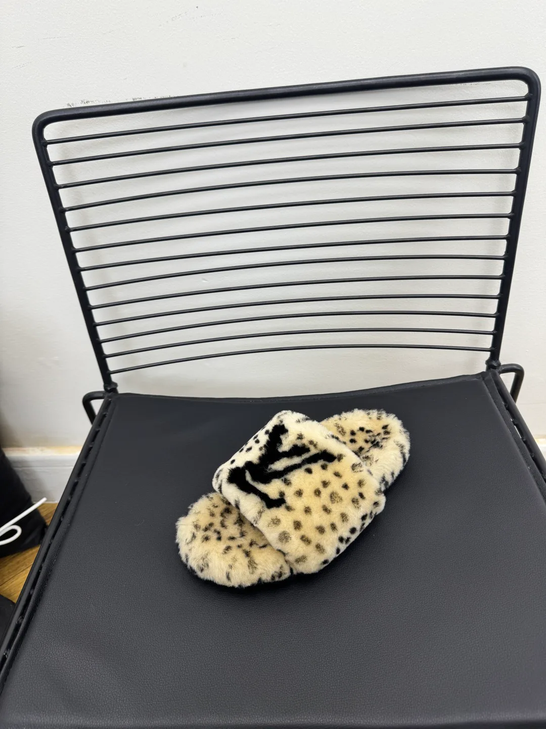 Women's Slippers LOUIS VUITTON 18366817