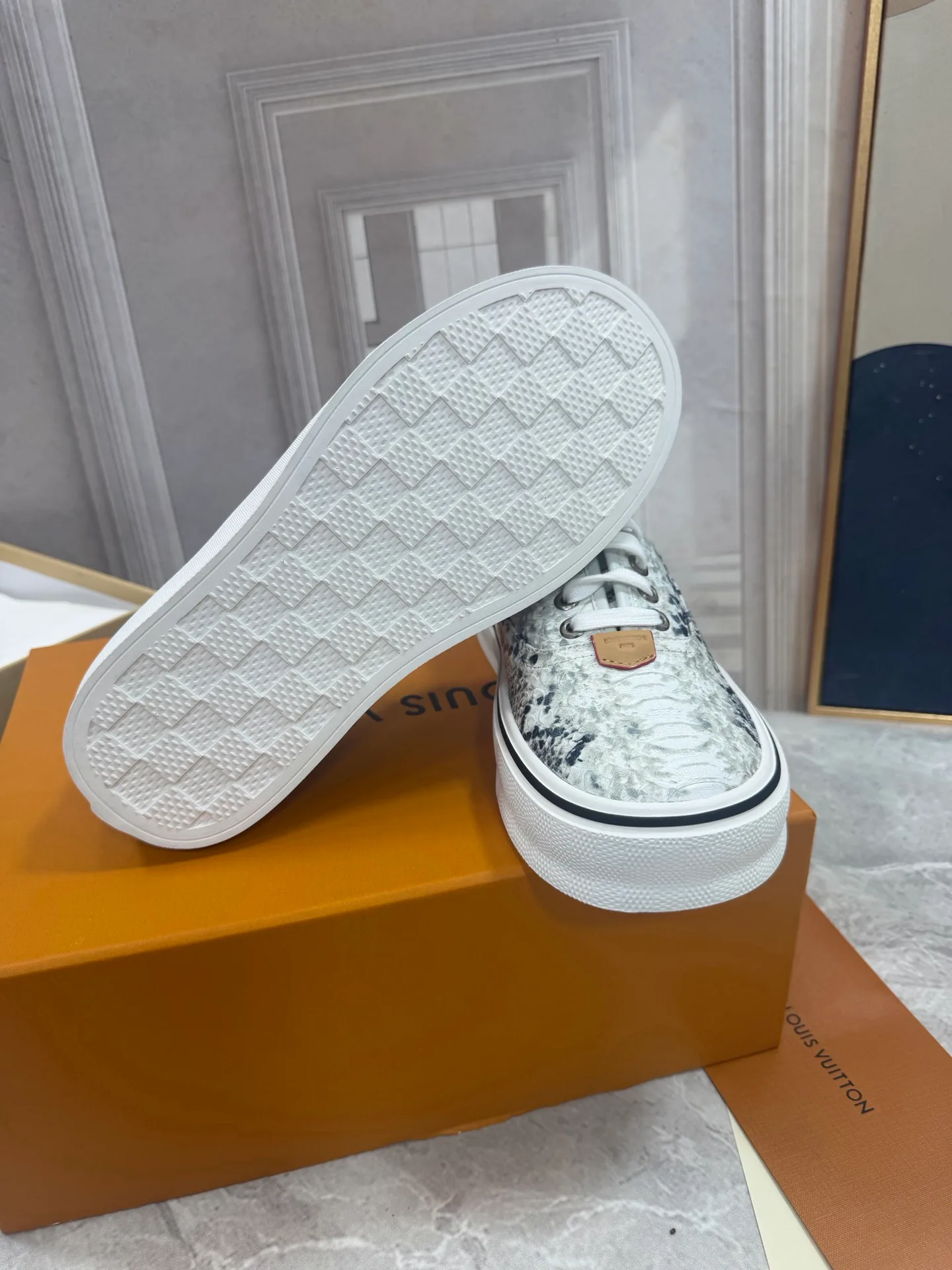 Men's Sneakers LOUIS VUITTON 18190052