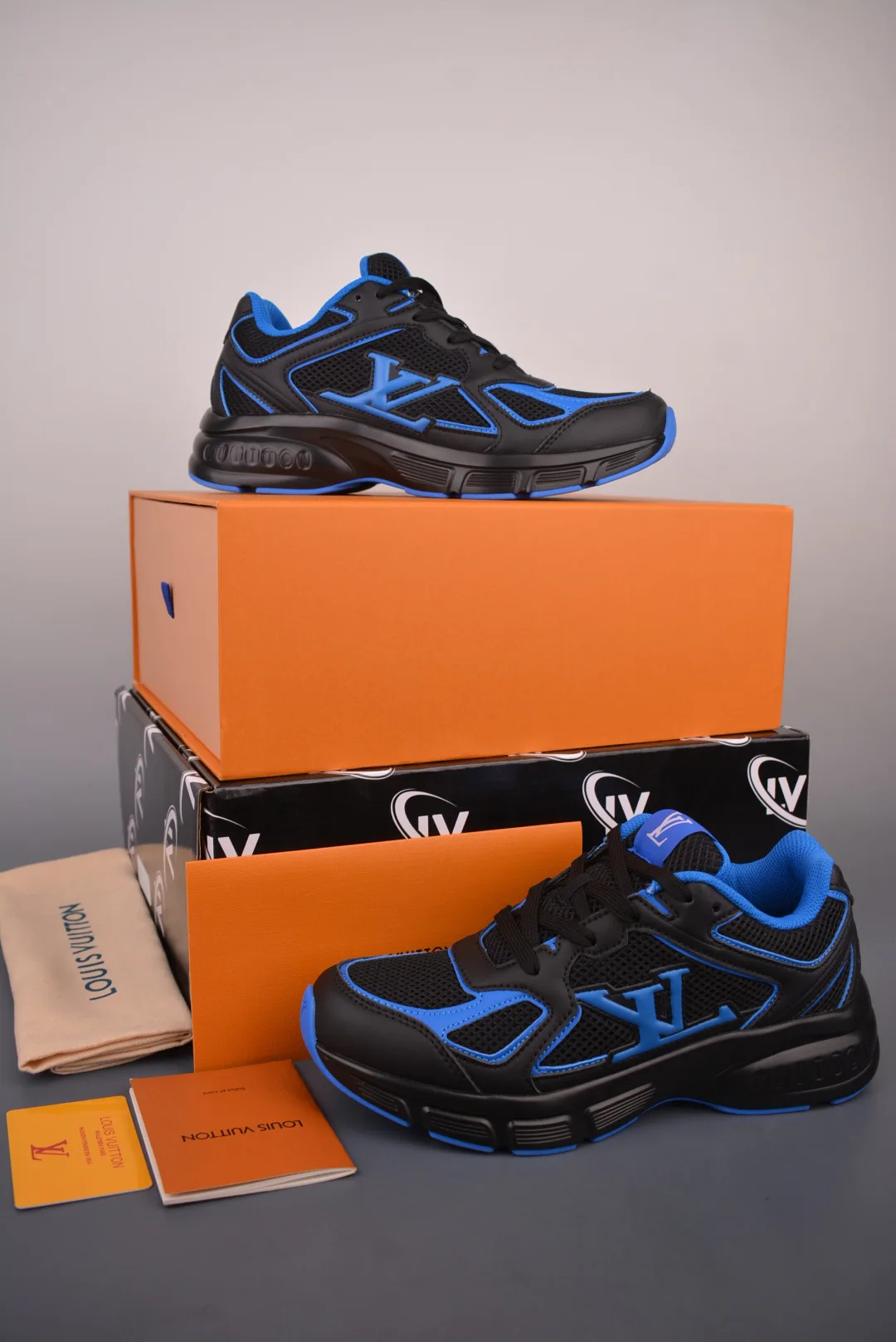 Men's Sneakers LOUIS VUITTON 17429983