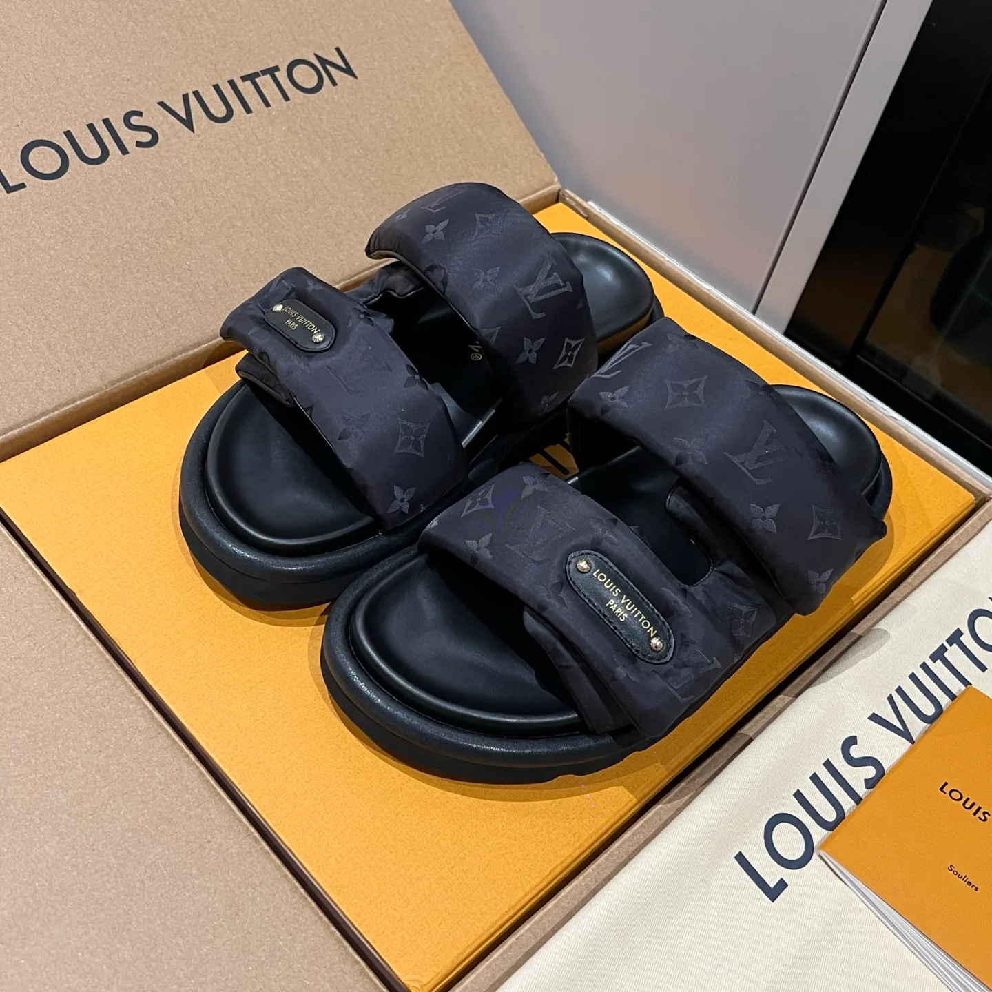 Women's Flip-Flops LOUIS VUITTON 17608439