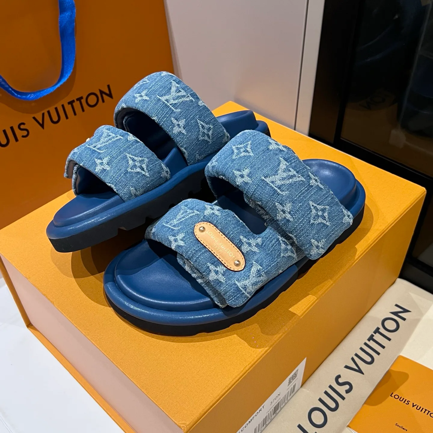 Women's Flip-Flops LOUIS VUITTON 17608427