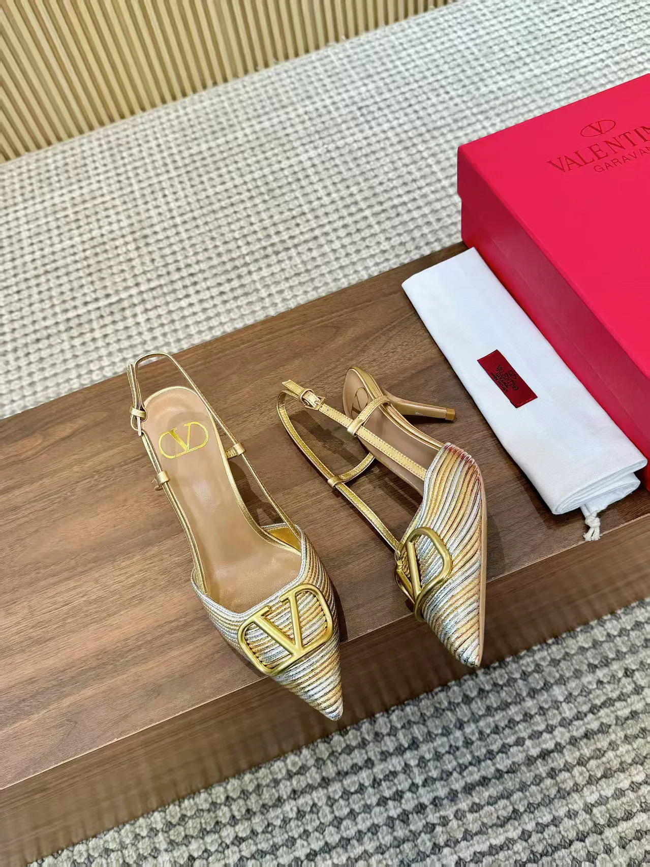 Women's Open-Toe Sandals VALENTINO 17956881