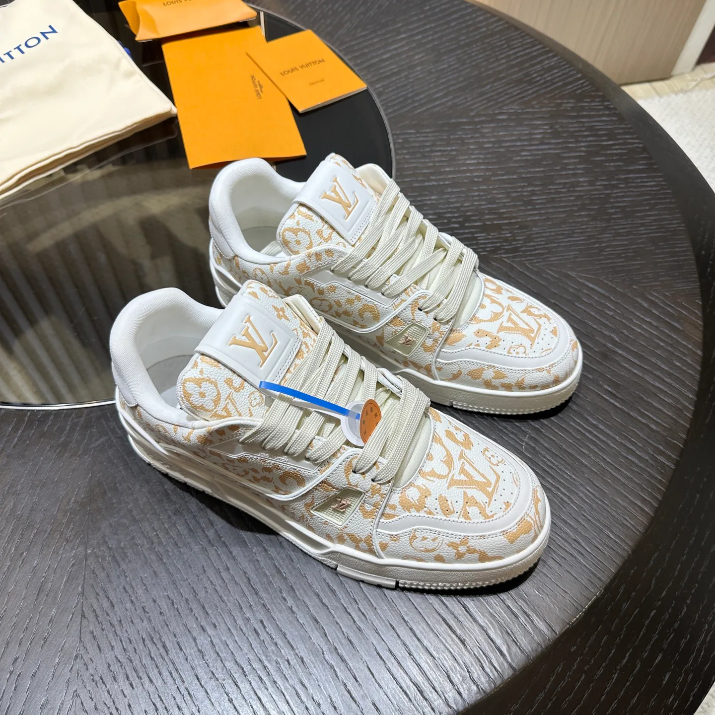 Women's Sneakers LOUIS VUITTON 18192449