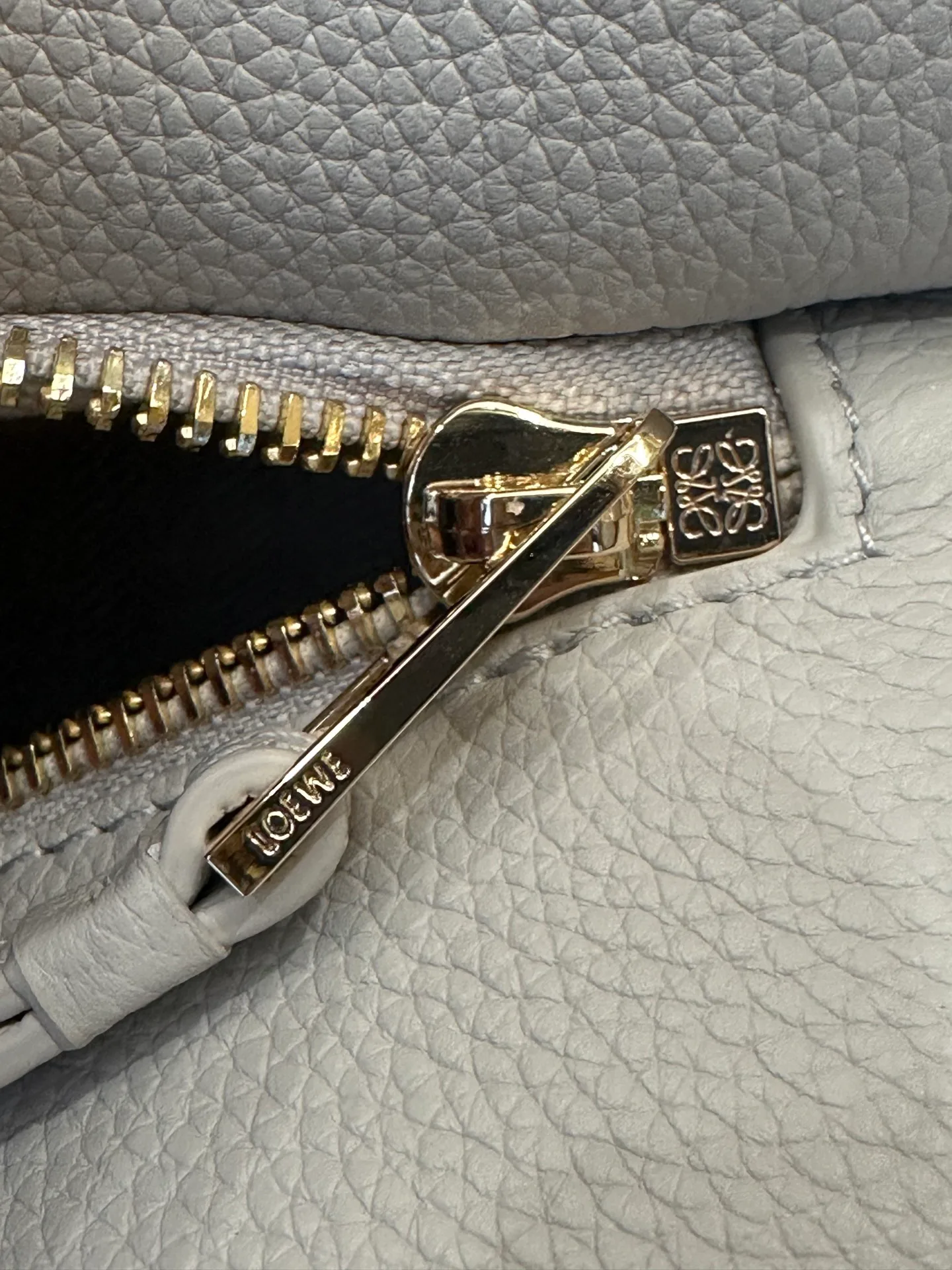 Women's Classic Handbags LOEWE 17839558