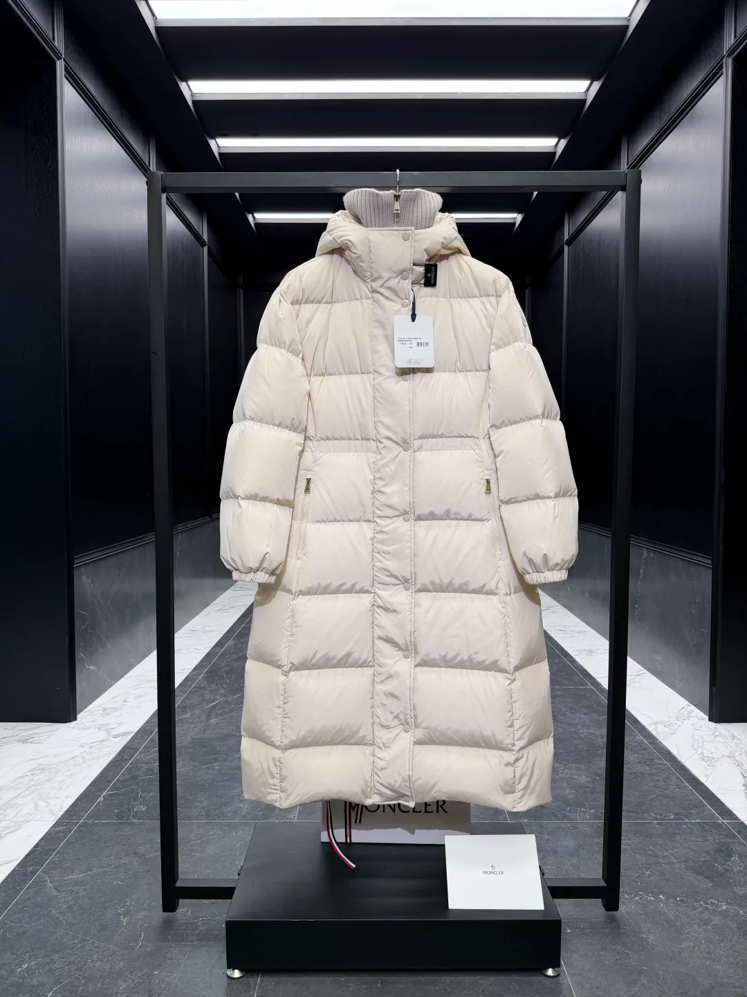 Women's Jackets And Down Jackets MONCLER 18528306