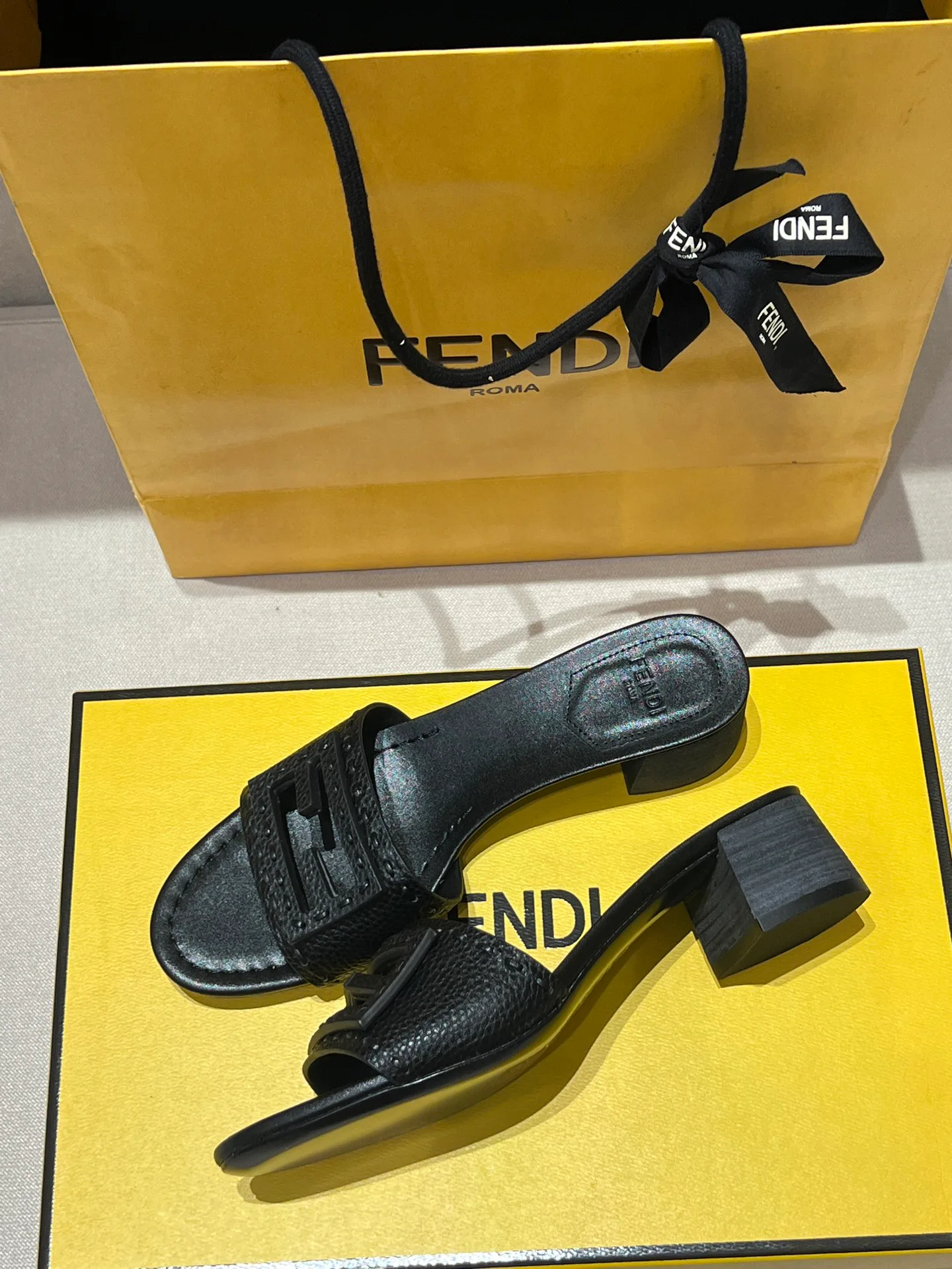 Women's Flip-Flops FENDI 17594299