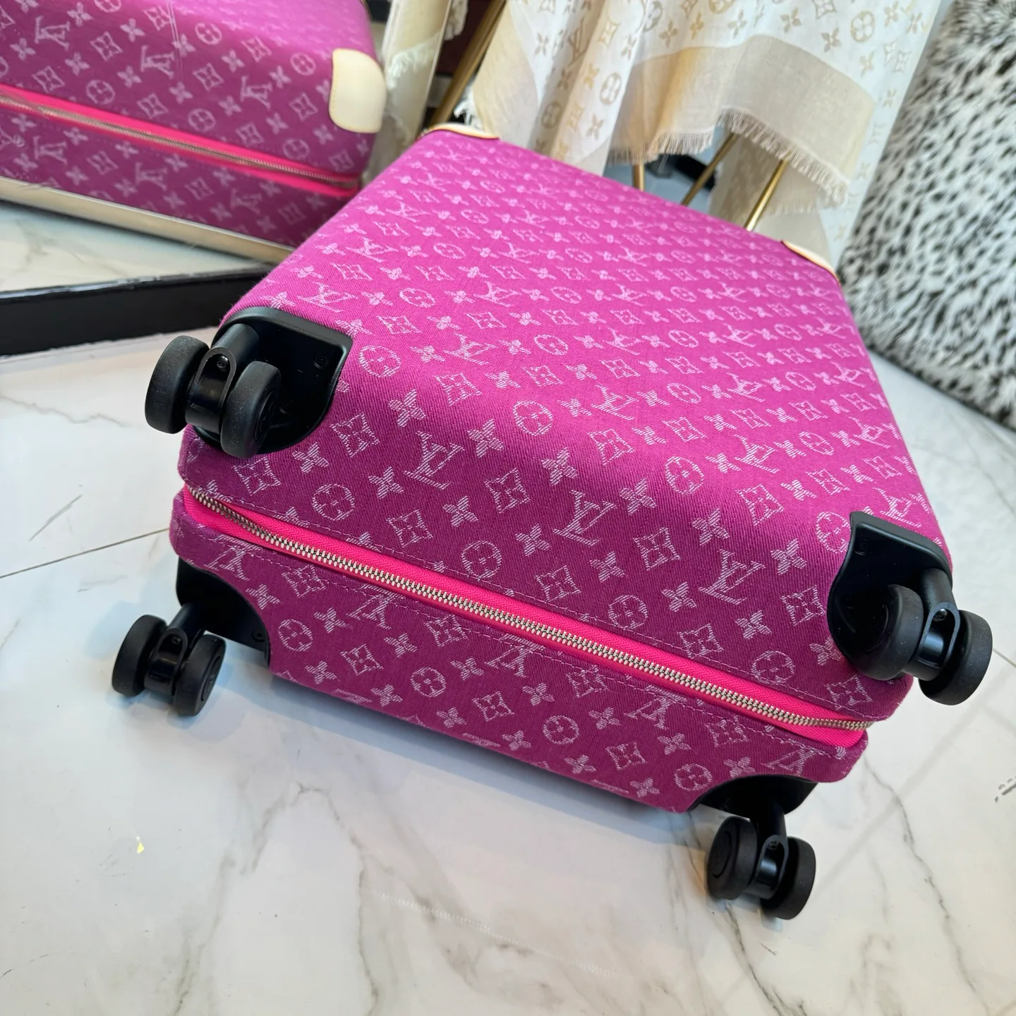 Suitcases LOUIS VUITTON 17675226