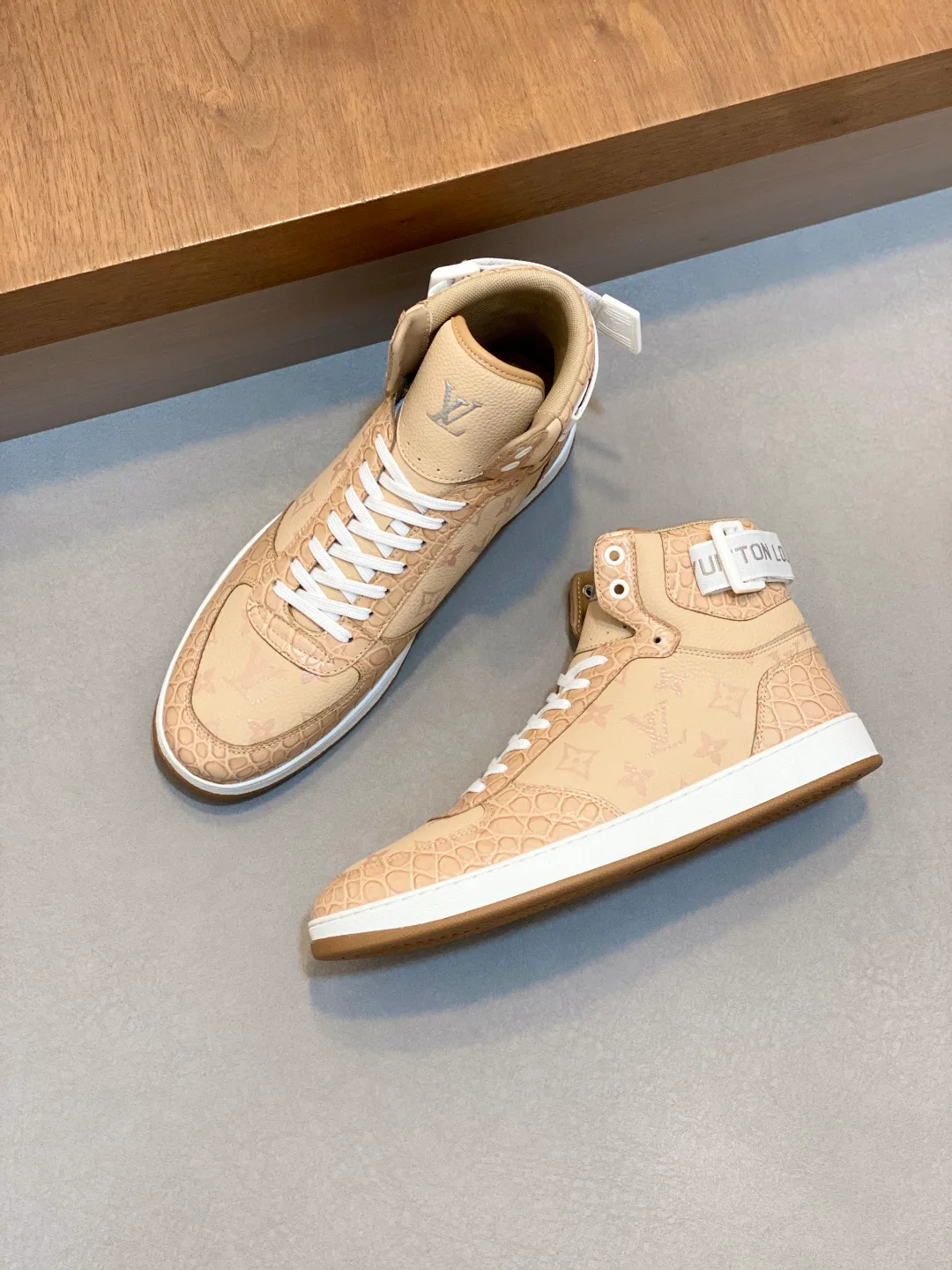 Men's Sneakers LOUIS VUITTON 18265103