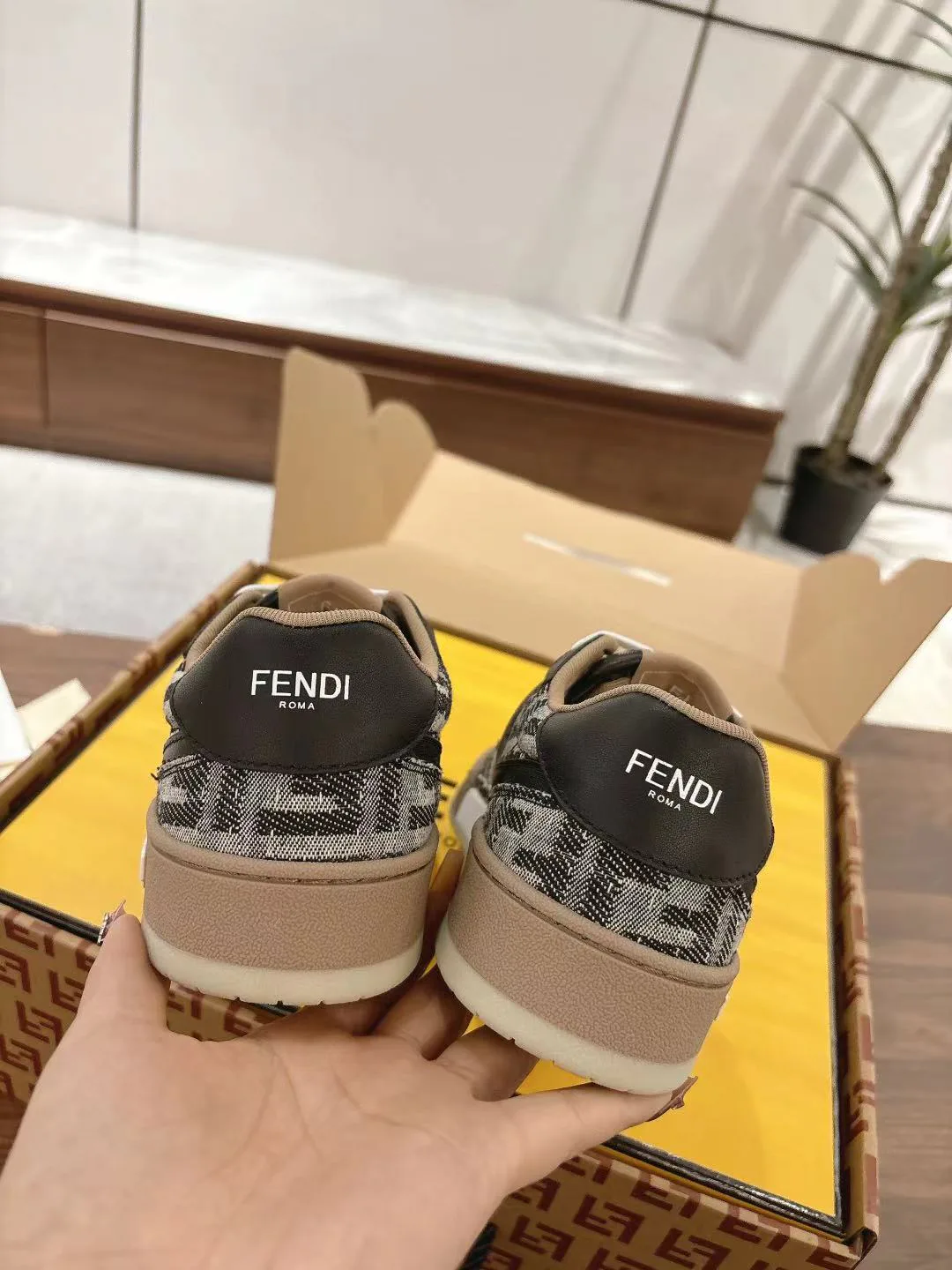 Women's Sneakers FENDI 18219621