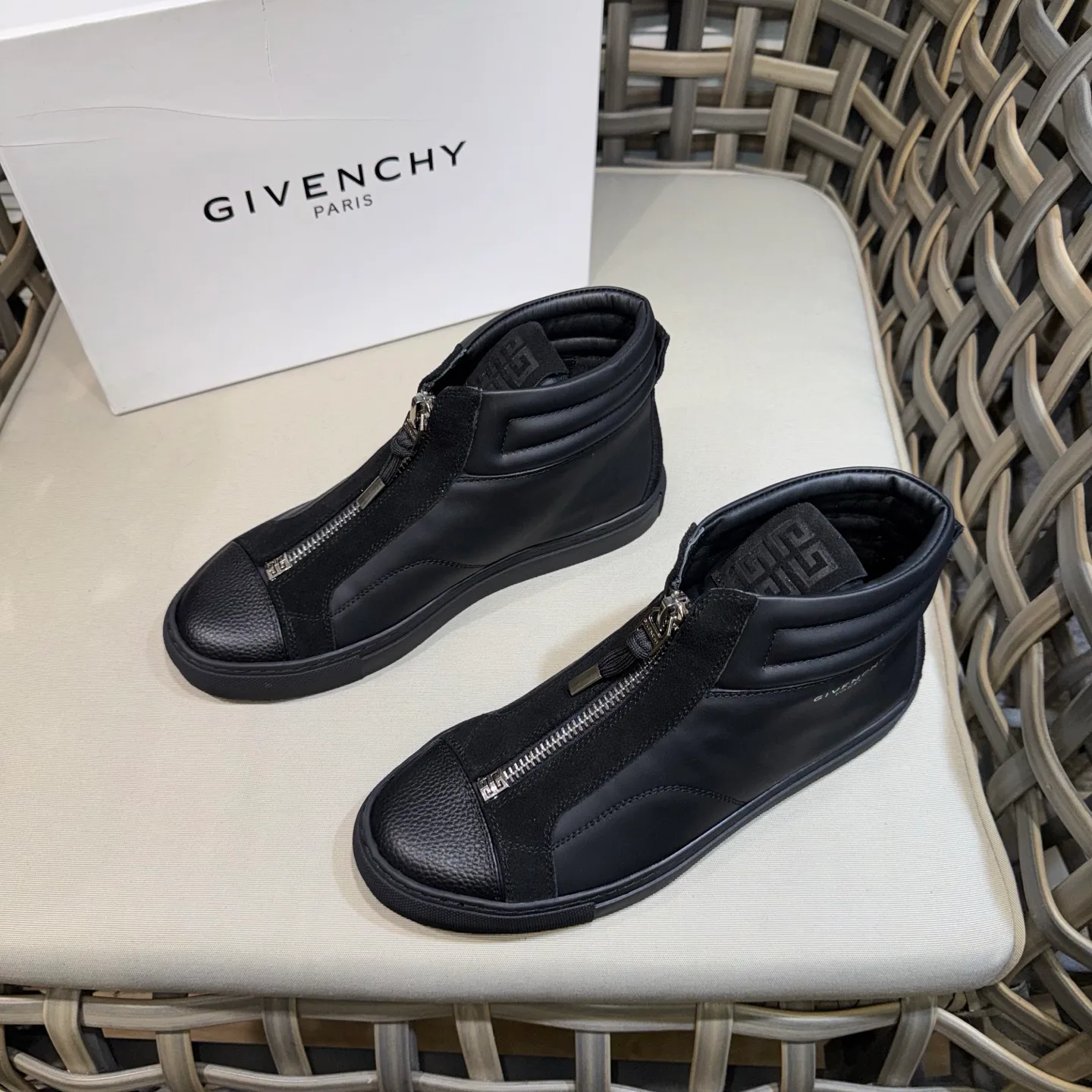 Men's Sneakers GIVENCHY 18267091