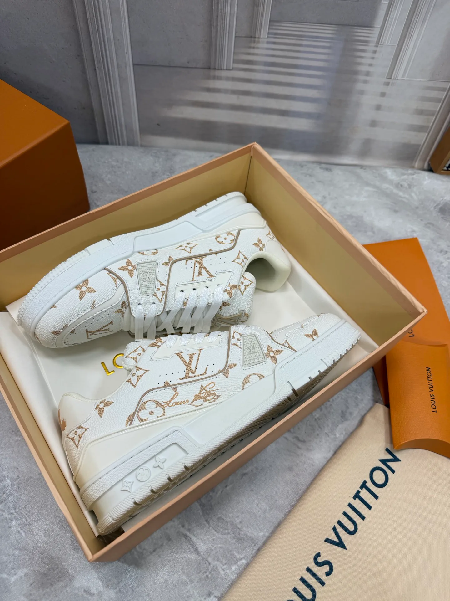 Women's Sneakers LOUIS VUITTON 17963692