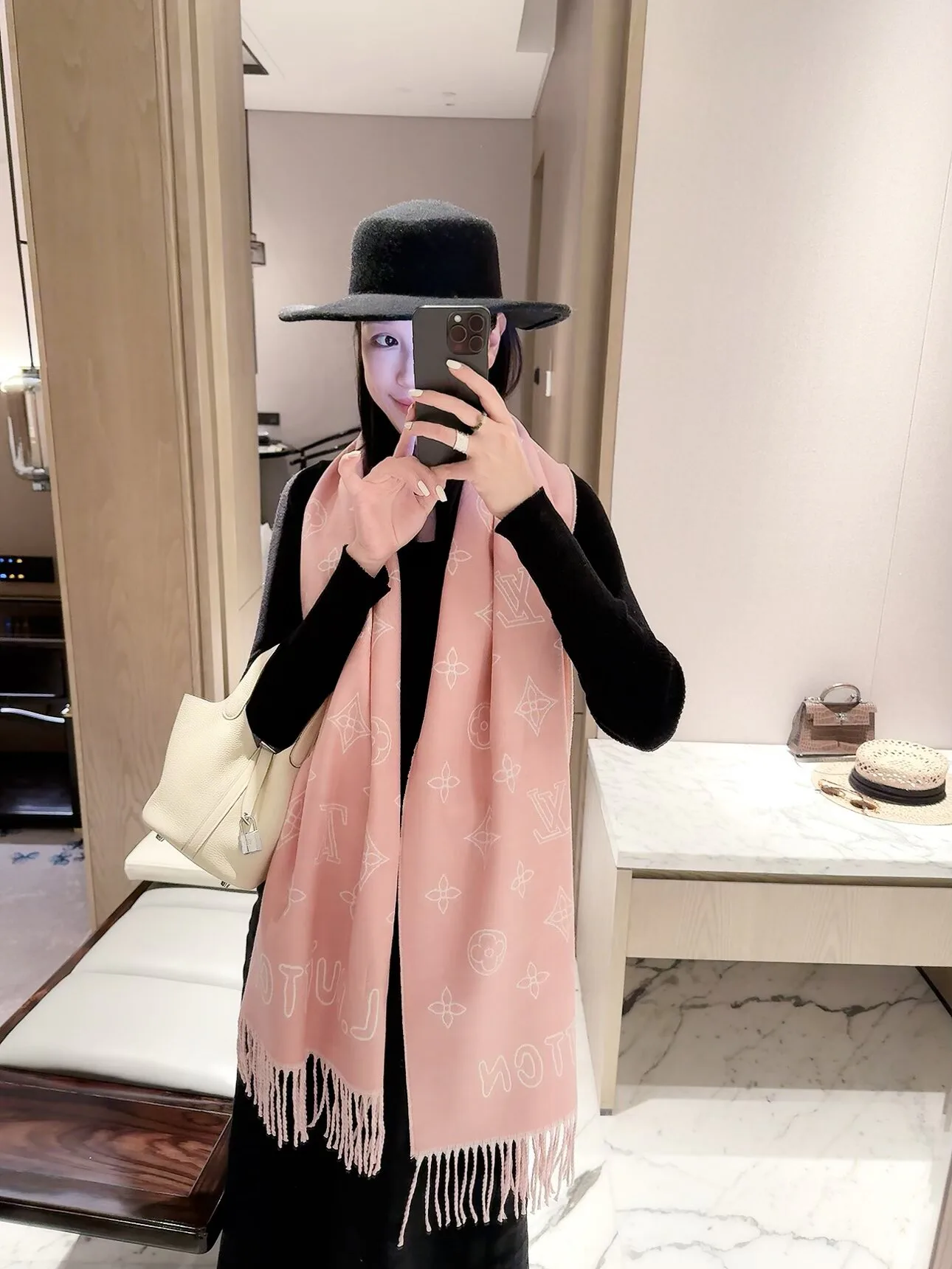 Scarves LOUIS VUITTON 18377556