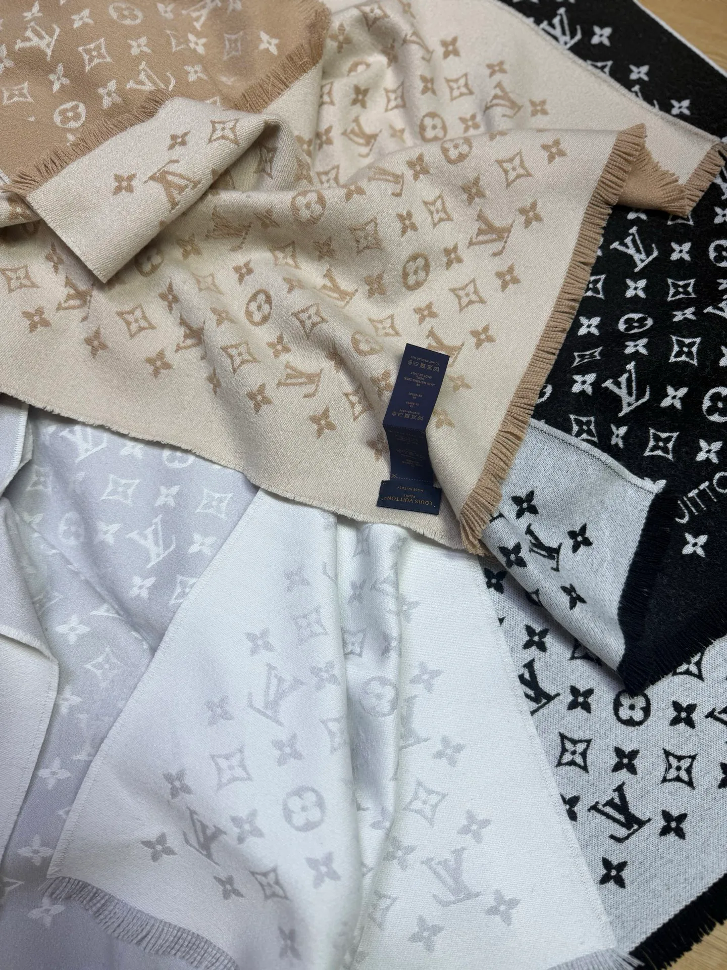 Scarves LOUIS VUITTON 18426914