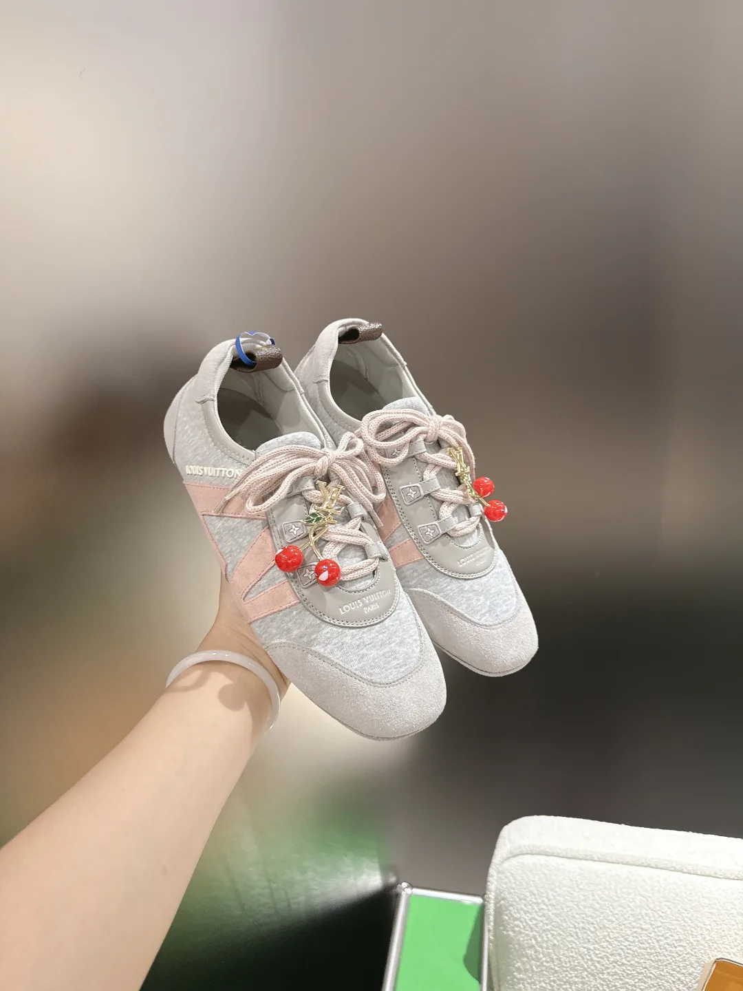 Women's Sneakers LOUIS VUITTON 17699121