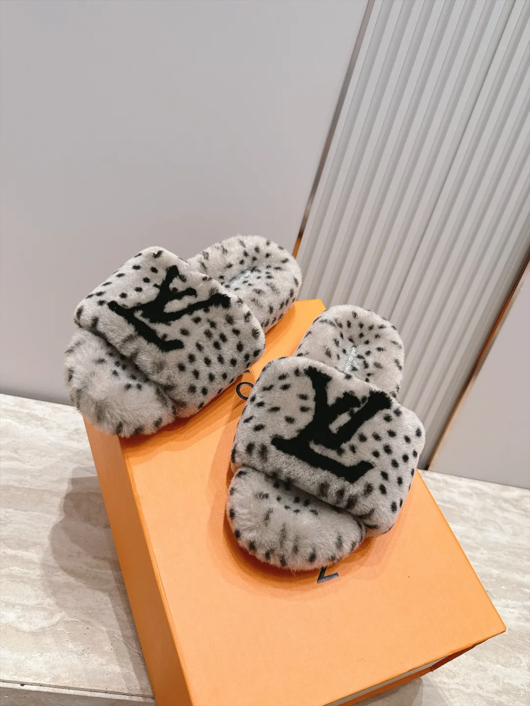 Women's Slippers LOUIS VUITTON 18470072