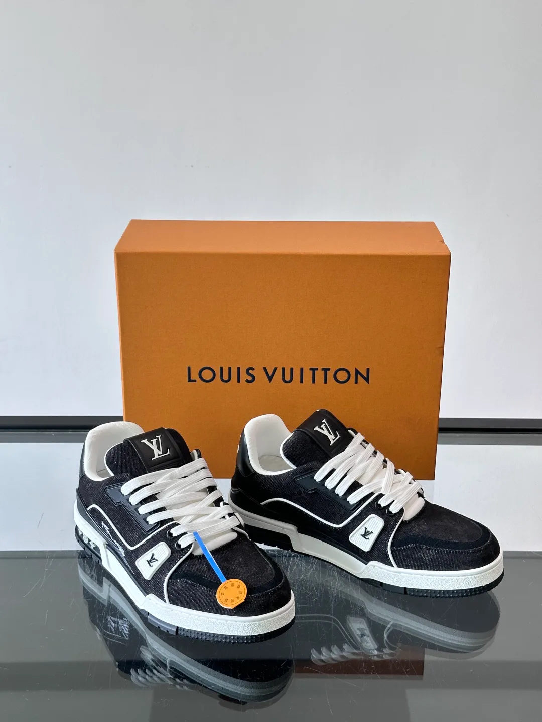 Women's Sneakers LOUIS VUITTON 18297327