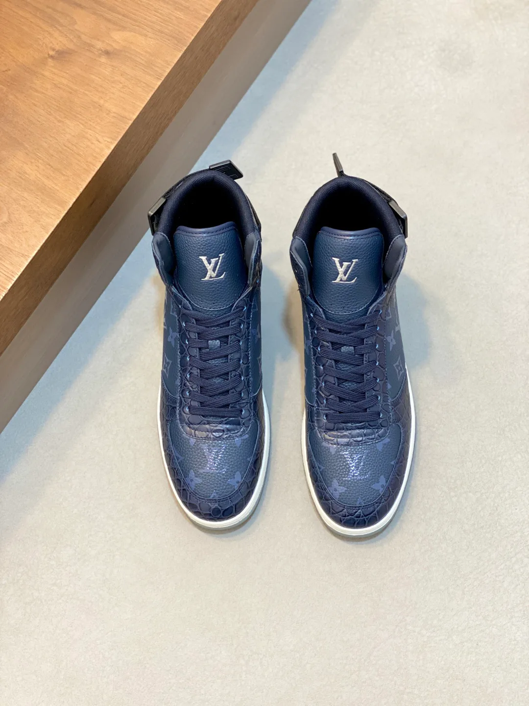 Men's Sneakers LOUIS VUITTON 18265101