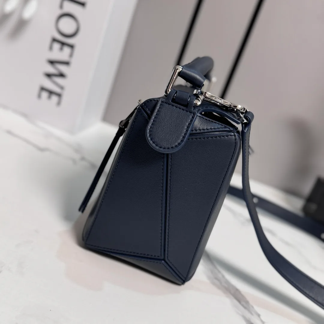 Women's Classic Handbags LOEWE 18330763