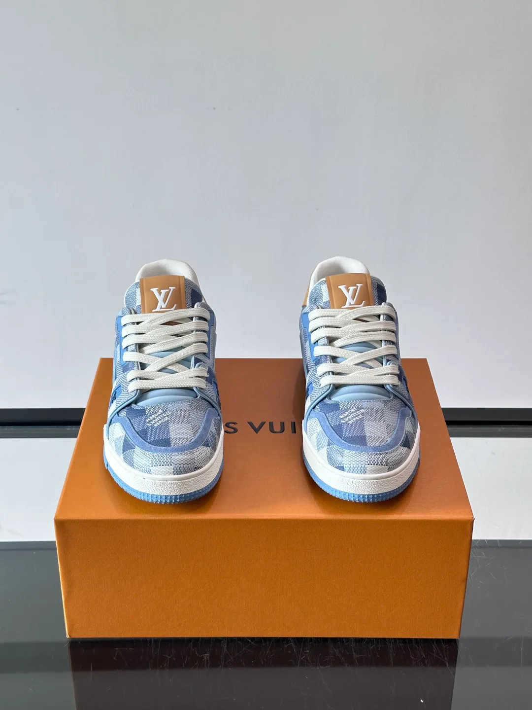 Women's Sneakers LOUIS VUITTON 17608032