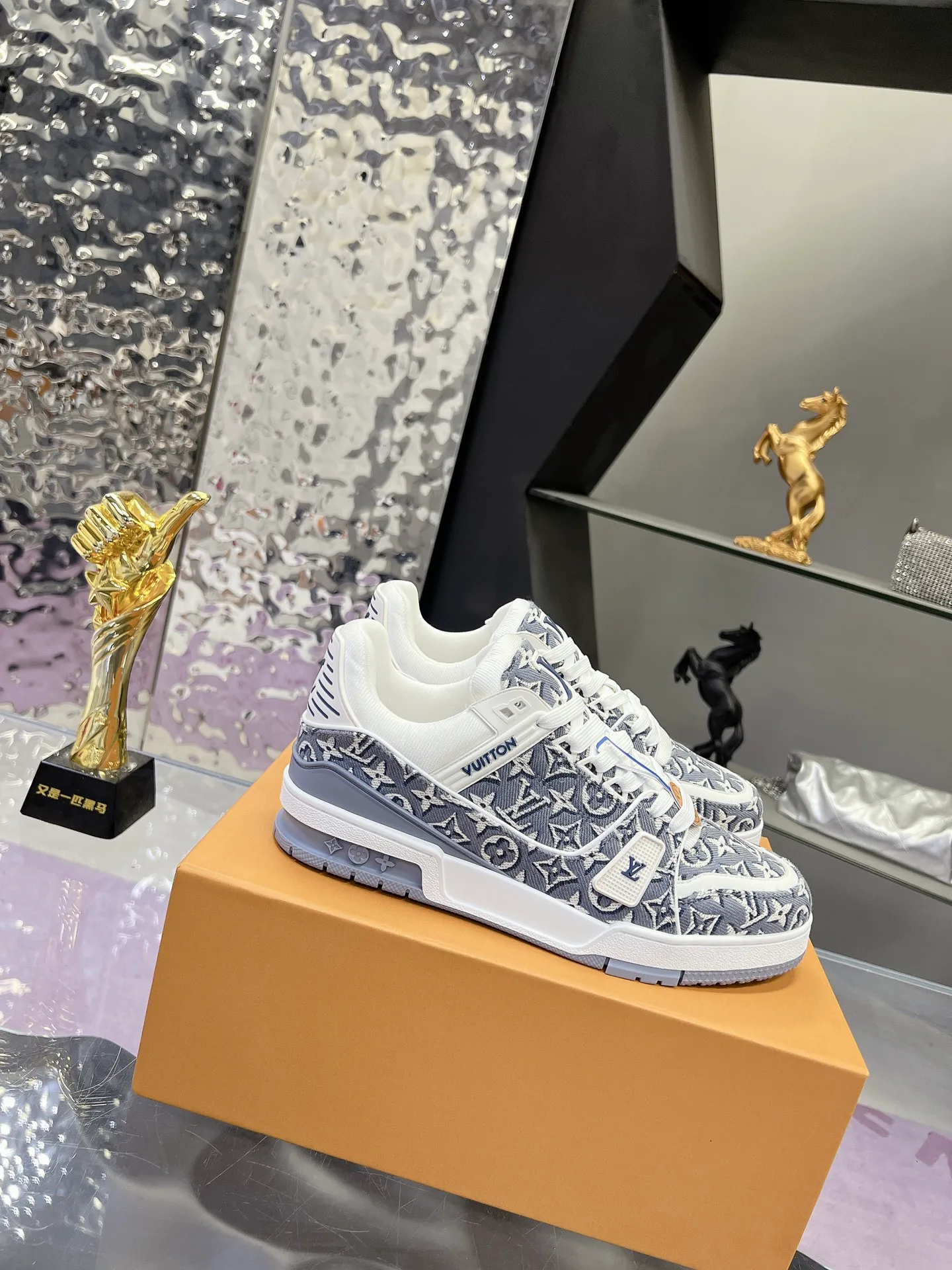 Women's Sneakers LOUIS VUITTON 17368600