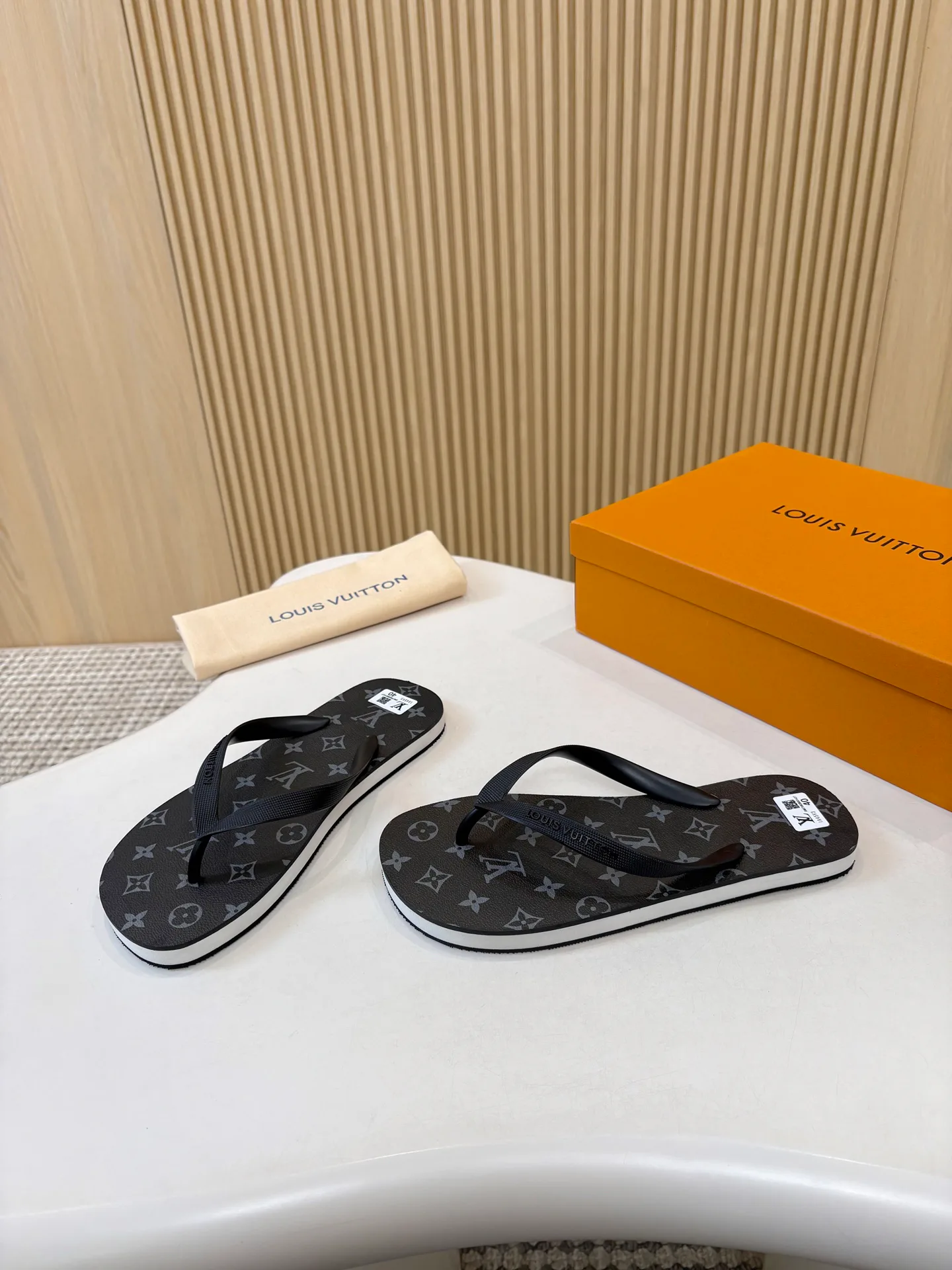Men's Flip-Flops LOUIS VUITTON 18025536